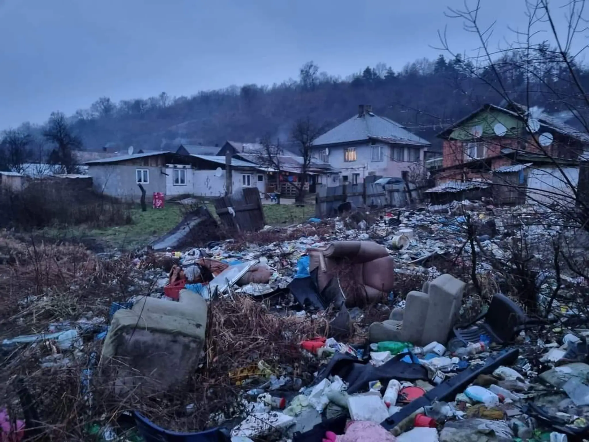 Čierna skládka v obci Jasov