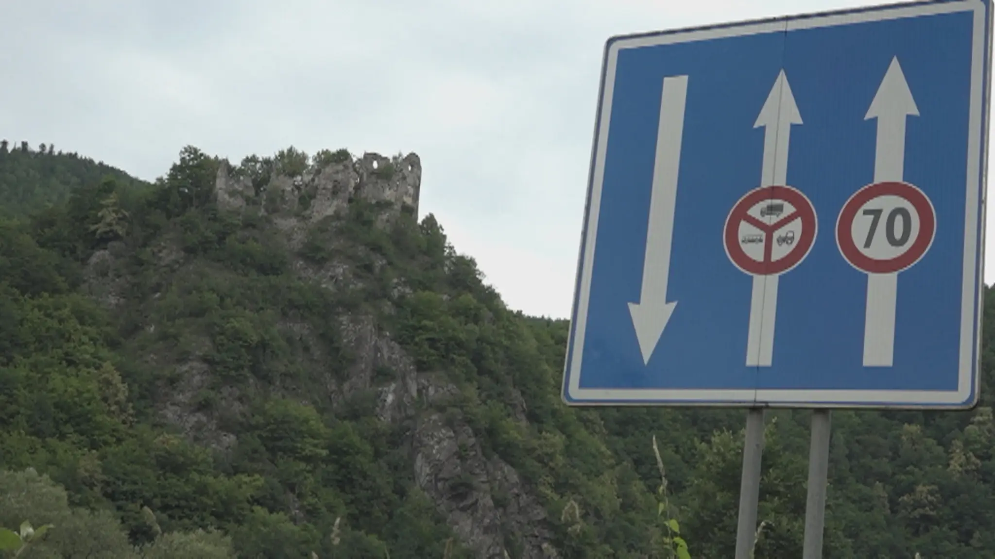 Trojprúdová cesta pod strečnom.