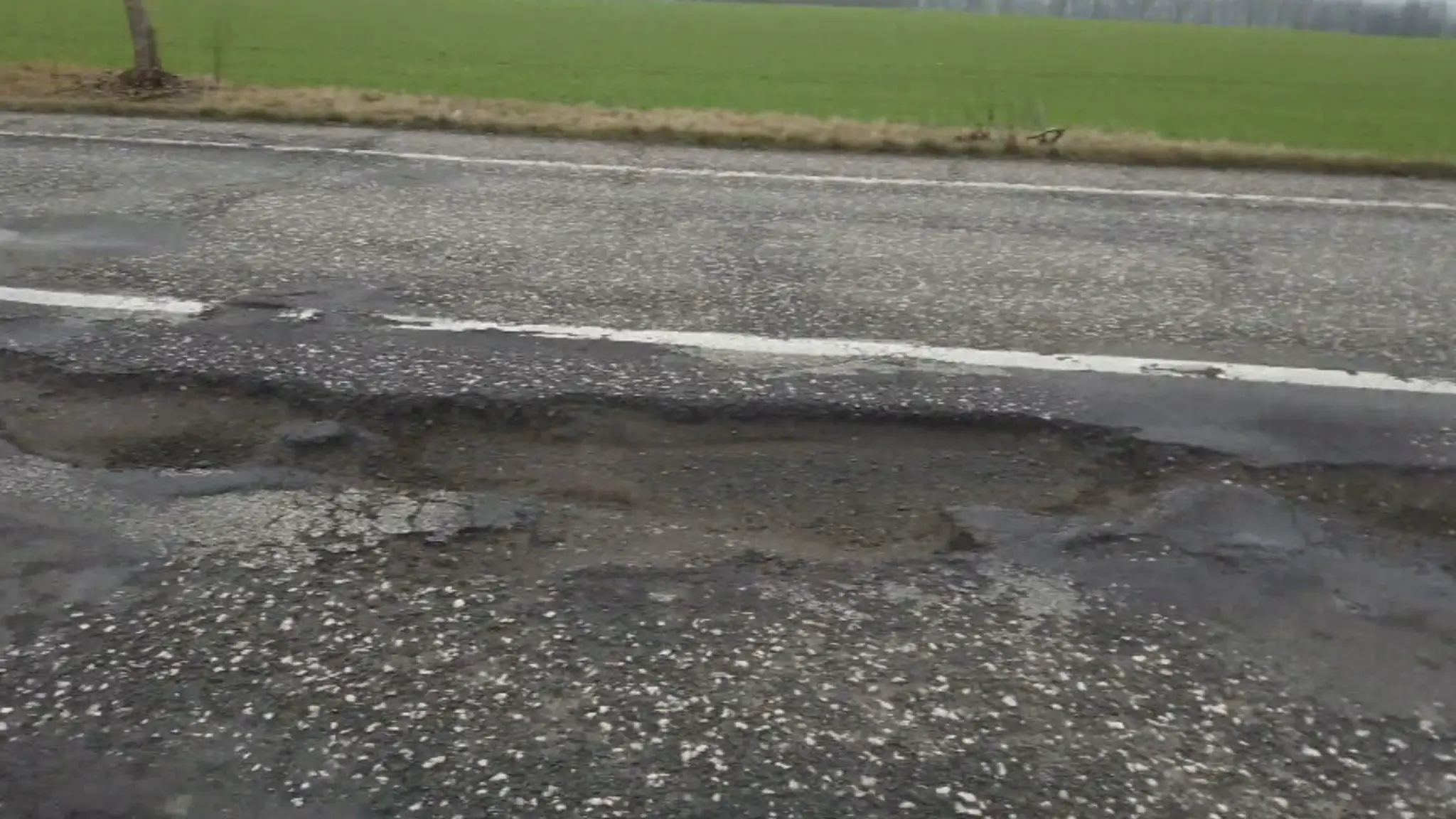 Rozbitá cesta na juhu Slovenska