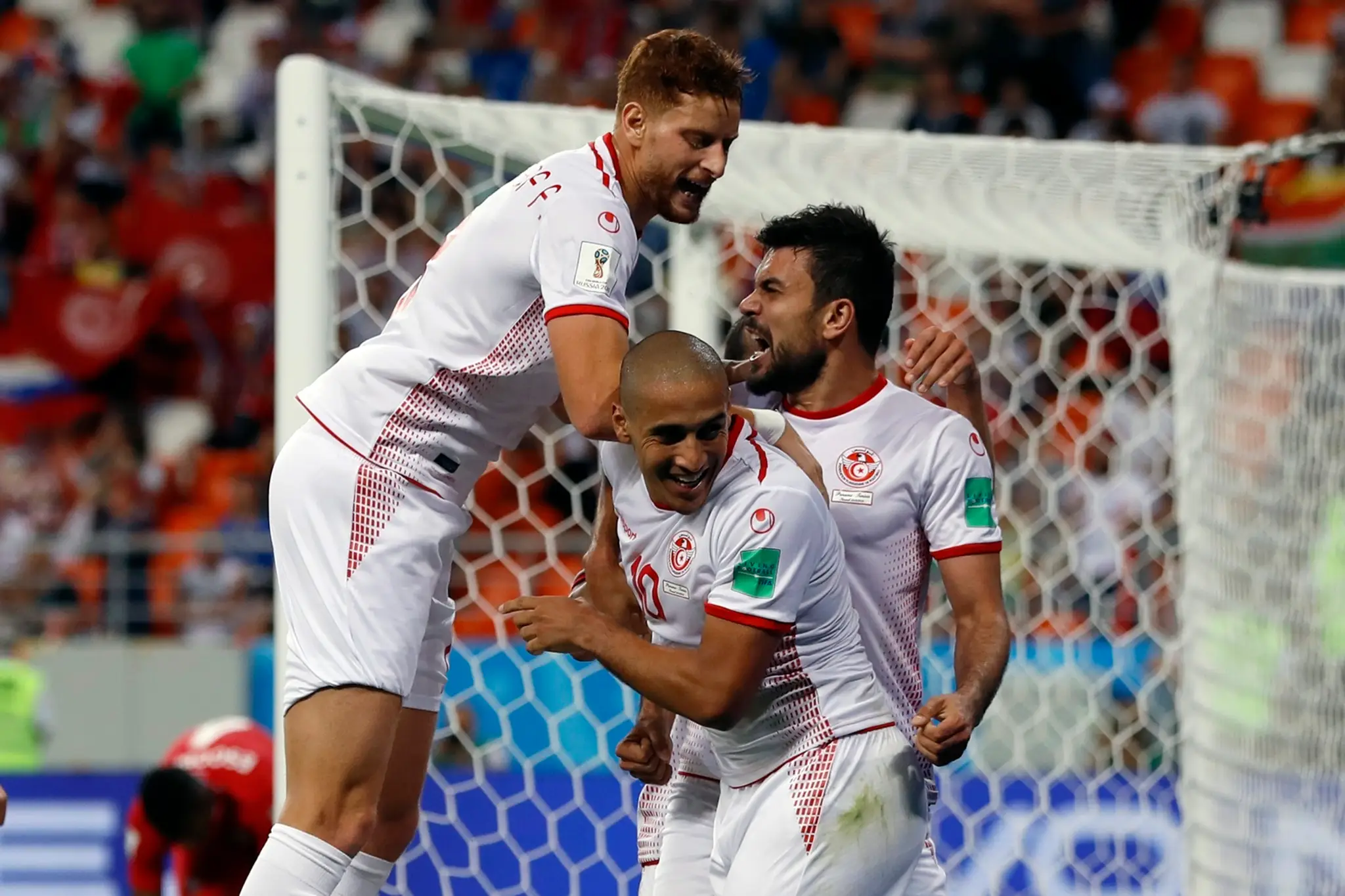 Wahbi Khazri (v strede) oslavuje s tuniskými spoluhráčmi gól v sieti Panamy na MS 2018.