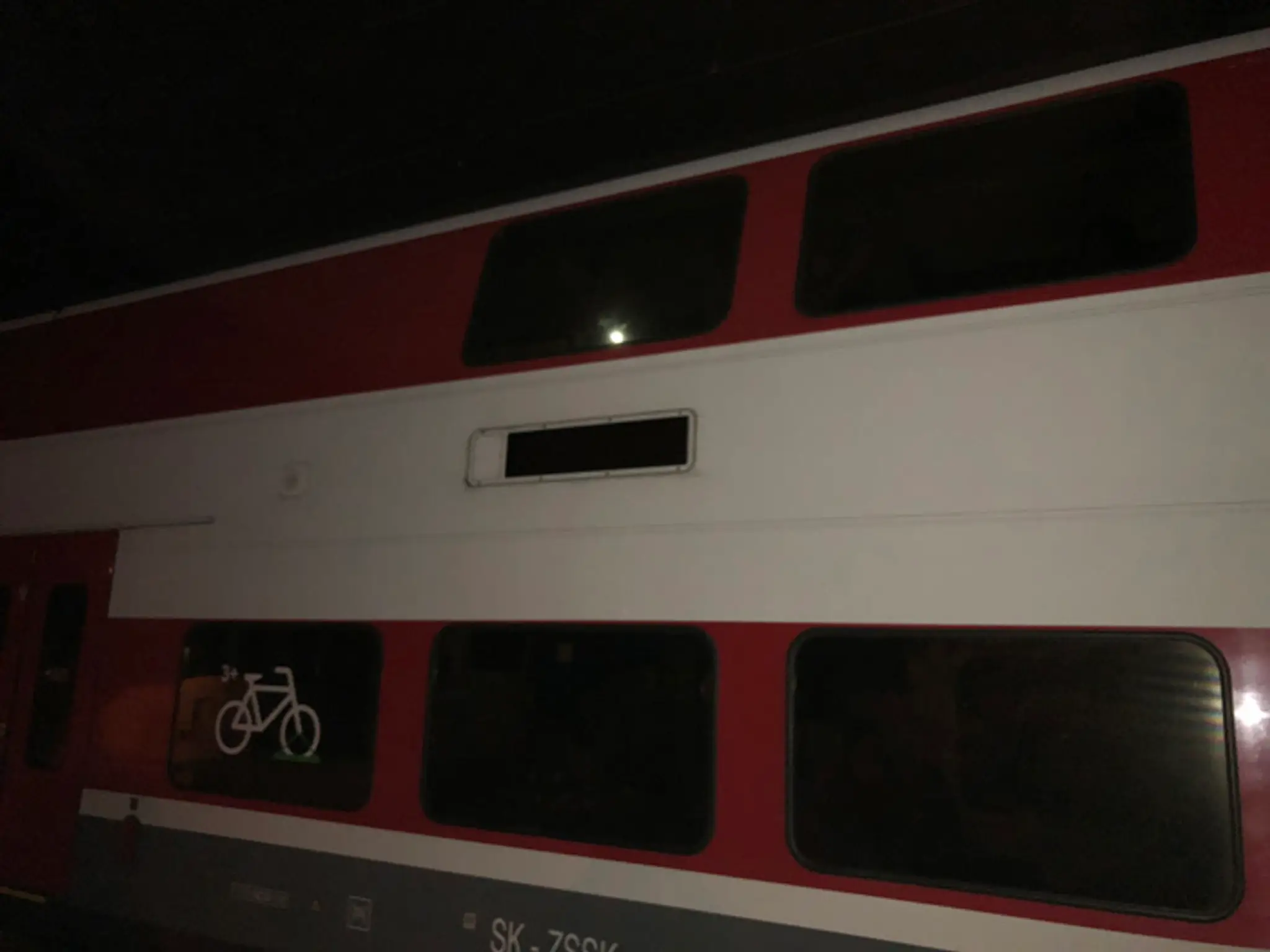 Vlaková súprava bez elektriny.