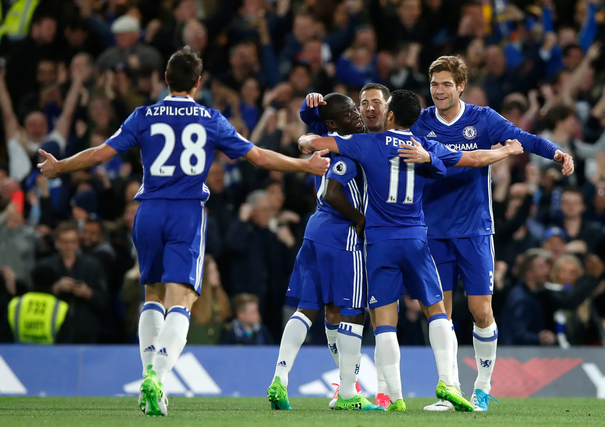 Radosť hráčov Chelsea po góle v sieti Manchestru City.
