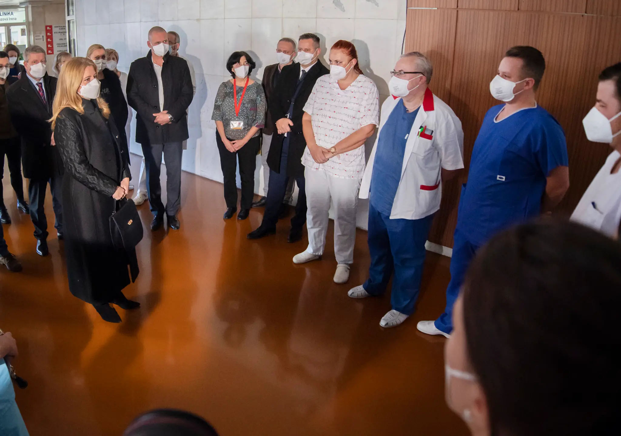 Z. Čaputová a V. Lengvarský na návšteve nemocnice v Ružinove.