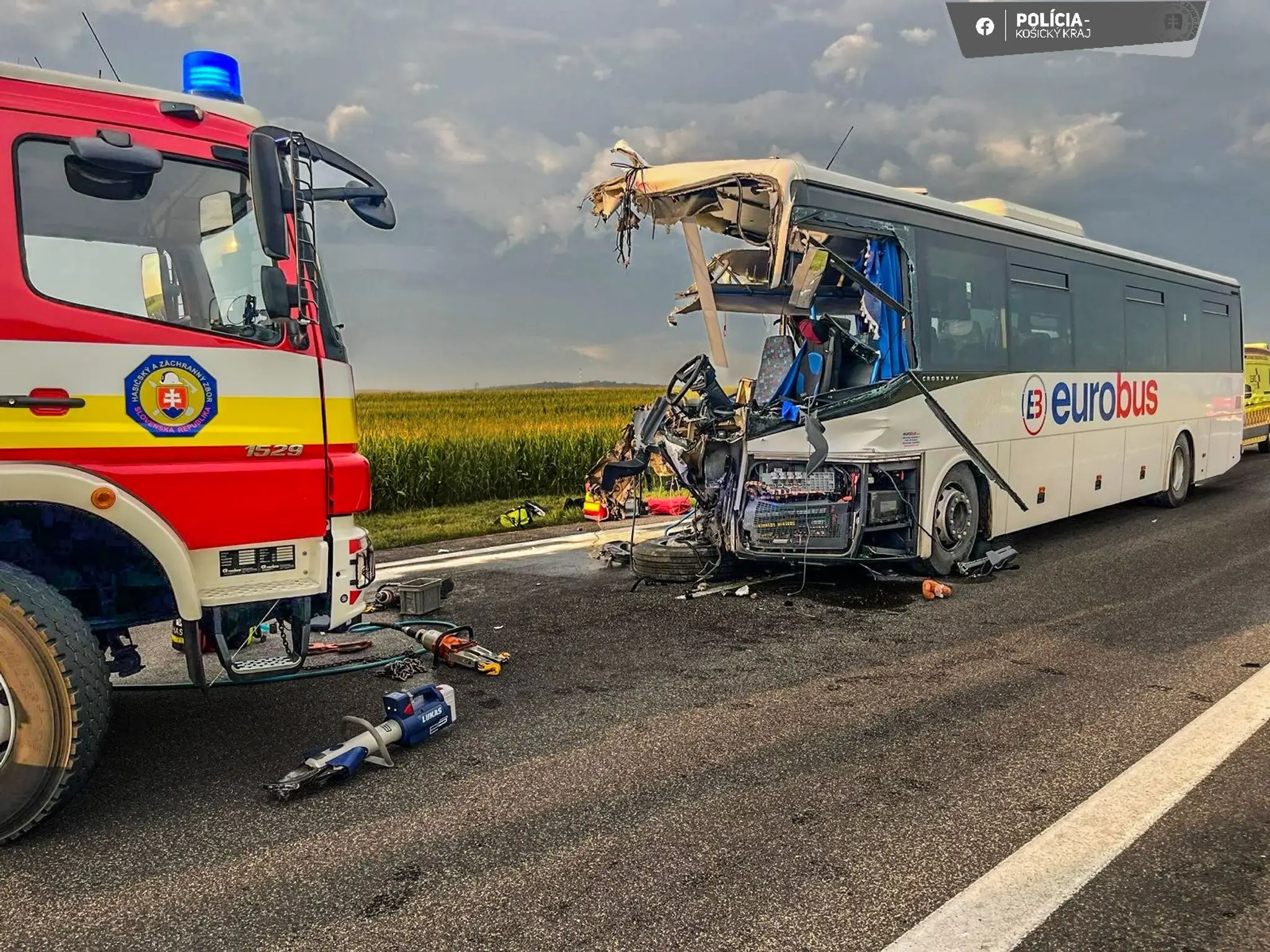 Na východe Slovenska sa zrazil autobus s kamiónom. 