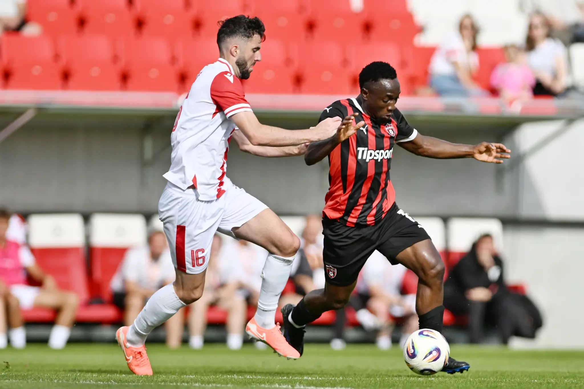 Vpravo hráč Trnavy Philip Azango a hráč Trenčína Sean Goss počas zápasu 2. kola Niké ligy.
