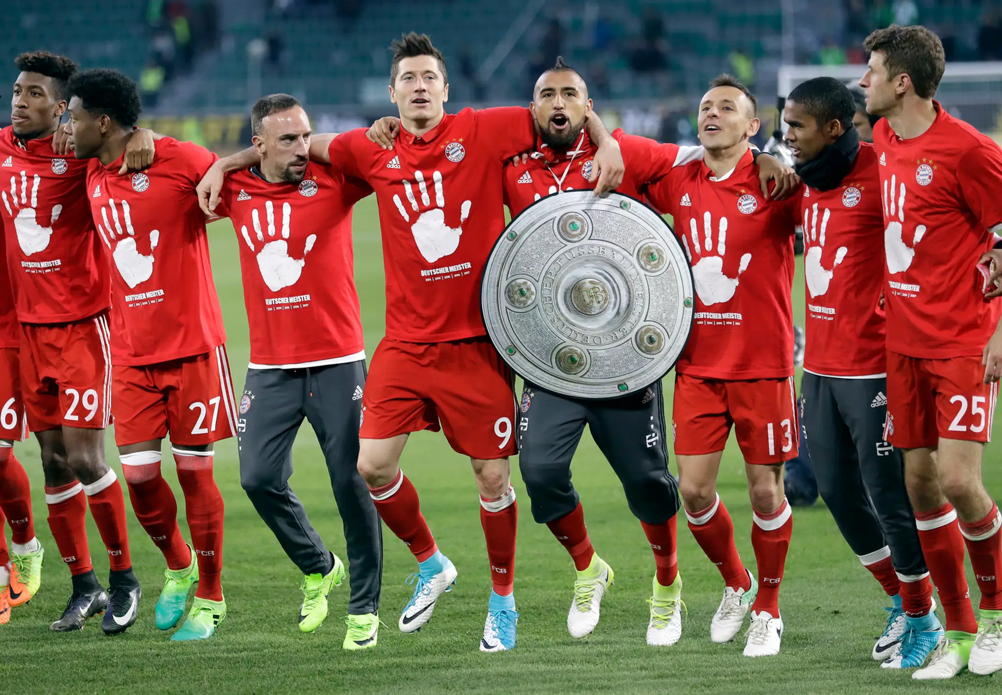 Hráči Bayernu sa tešia zo zisku bundesligového titulu.