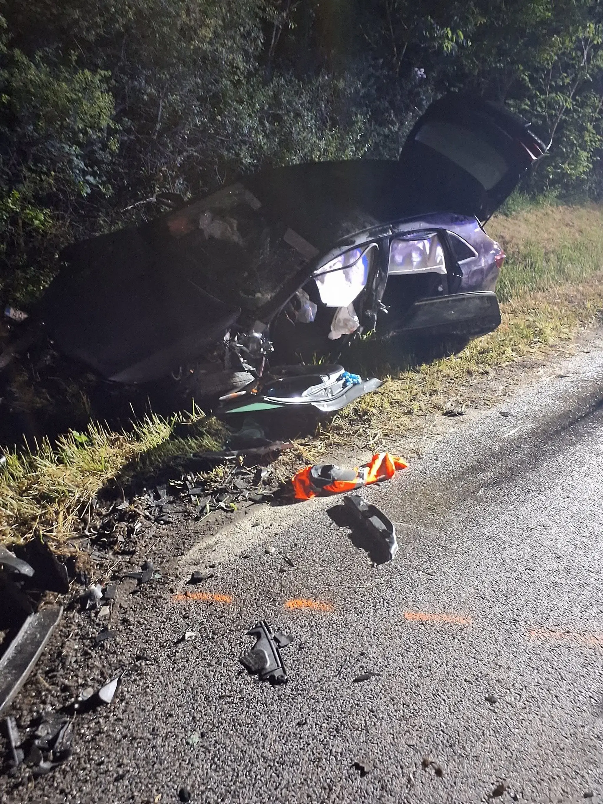 Auto skončilo po náraze mimo cesty.