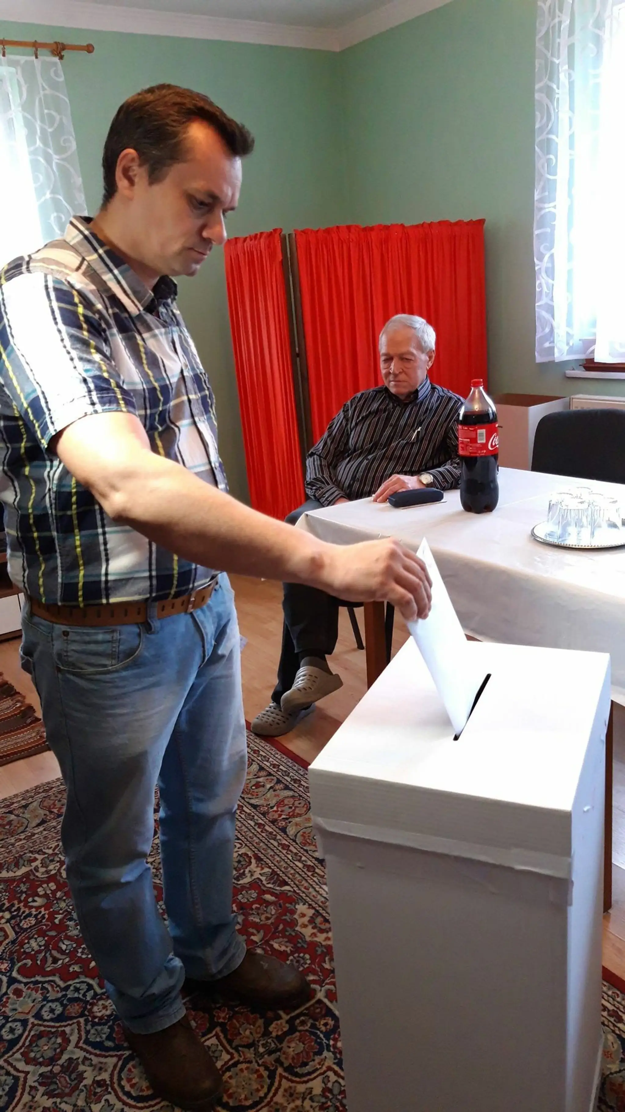 Voľby v obcí Príkra v starostovej obývačke.