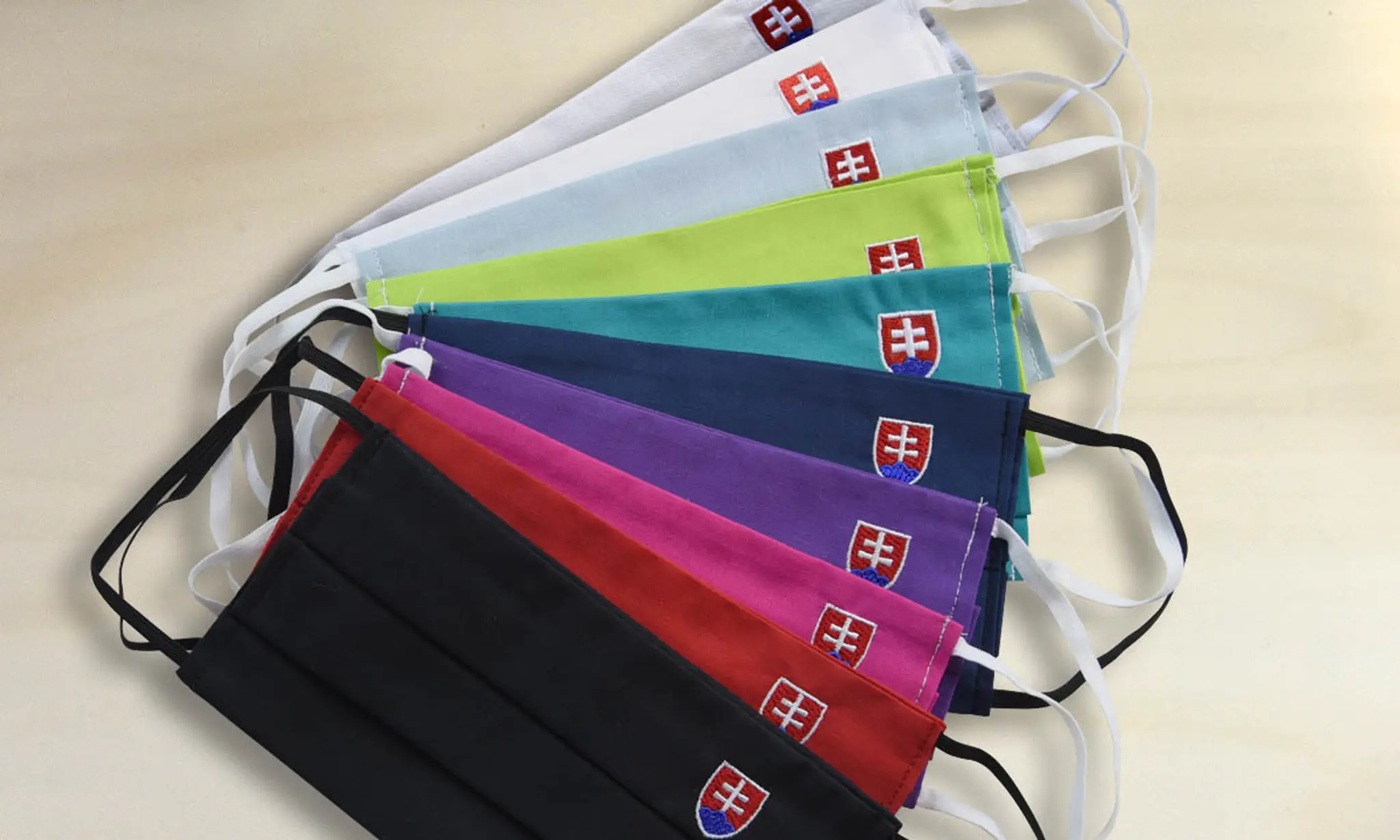 Lekár I-fan na snímke vľavo z 9. mája a vpravo zo 4. apríla.