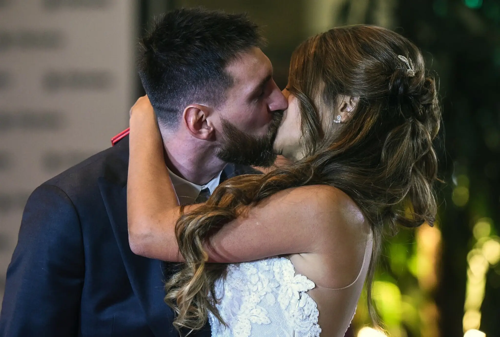 Messi si vzal lásku z detstva. Svadobnými šatami ale veľmi neohúrila