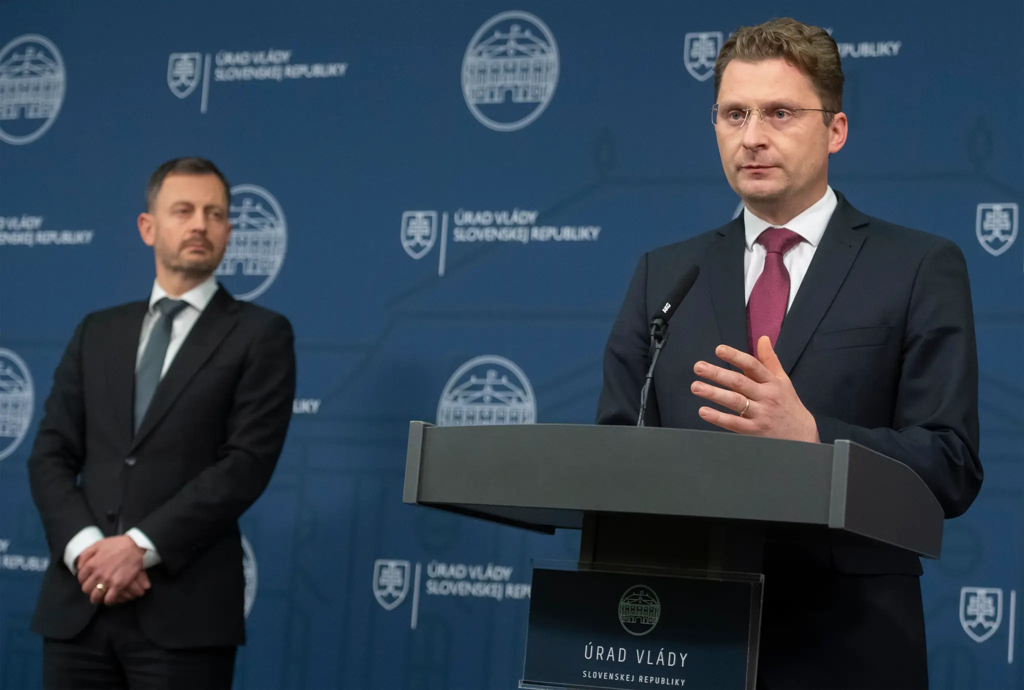 Predseda vlády SR Eduard Heger (OĽANO) a  predseda Lekárskeho odborového združenia (LOZ) Peter Visolajský počas vyhlásenia po podpise memoranda