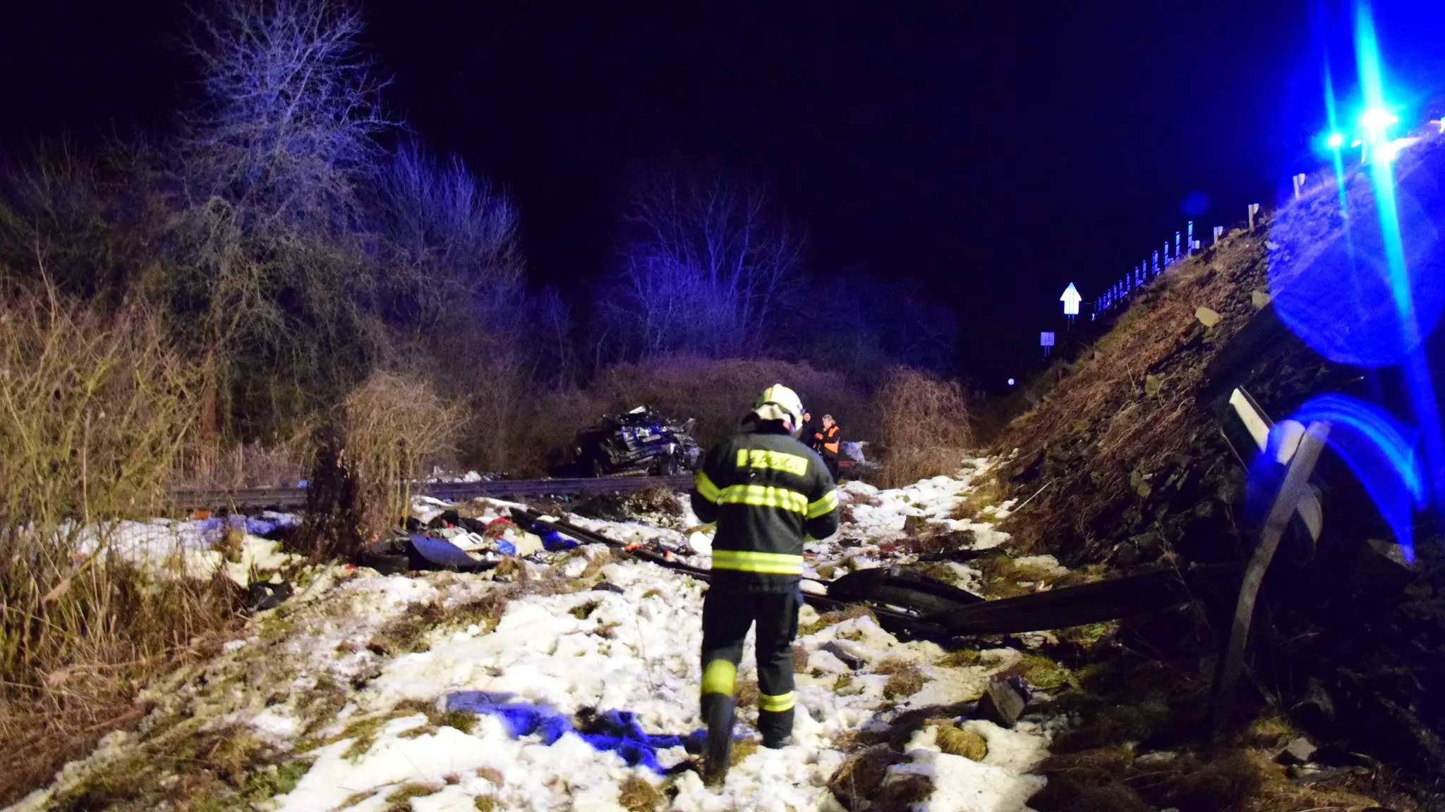 Po nehode sa auto ocitlo na koľajniciach, chvíľu na to ho prebúral vlak