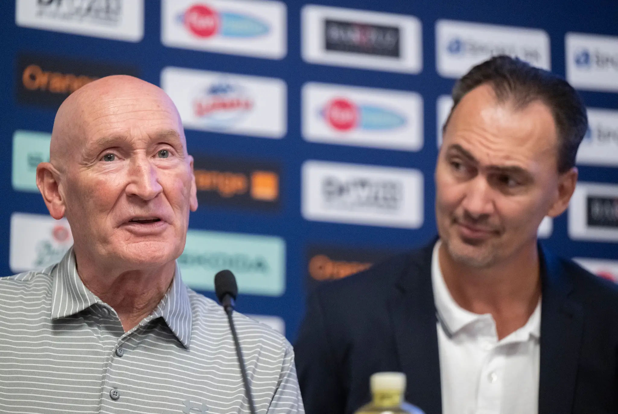 Na snímke zľava tréner slovenských hokejistov SR Craig Ramsay a prezident Slovenského zväzu ľadového hokeja (SZĽH) Miroslav Šatan počas tlačovej konferencie k nominácii SR