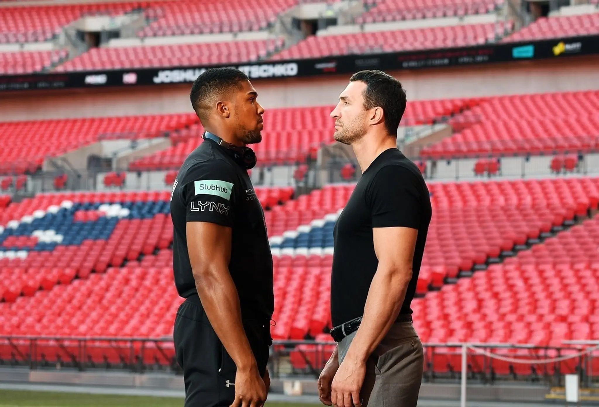 Anthony Joshua a Vladimir Kličko pózujú pre novinárov na štadióne Wembley.