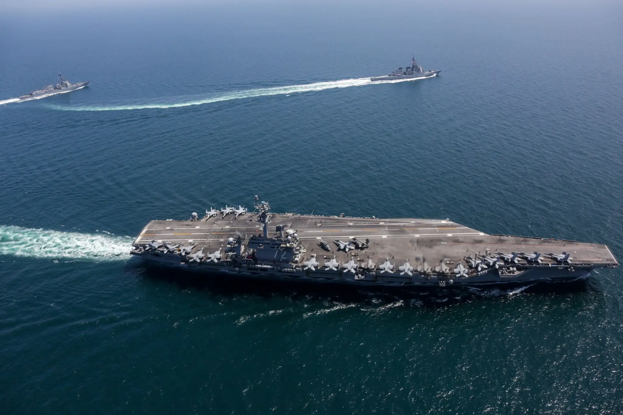 Americká lietadlová loď USS Abraham Lincoln.