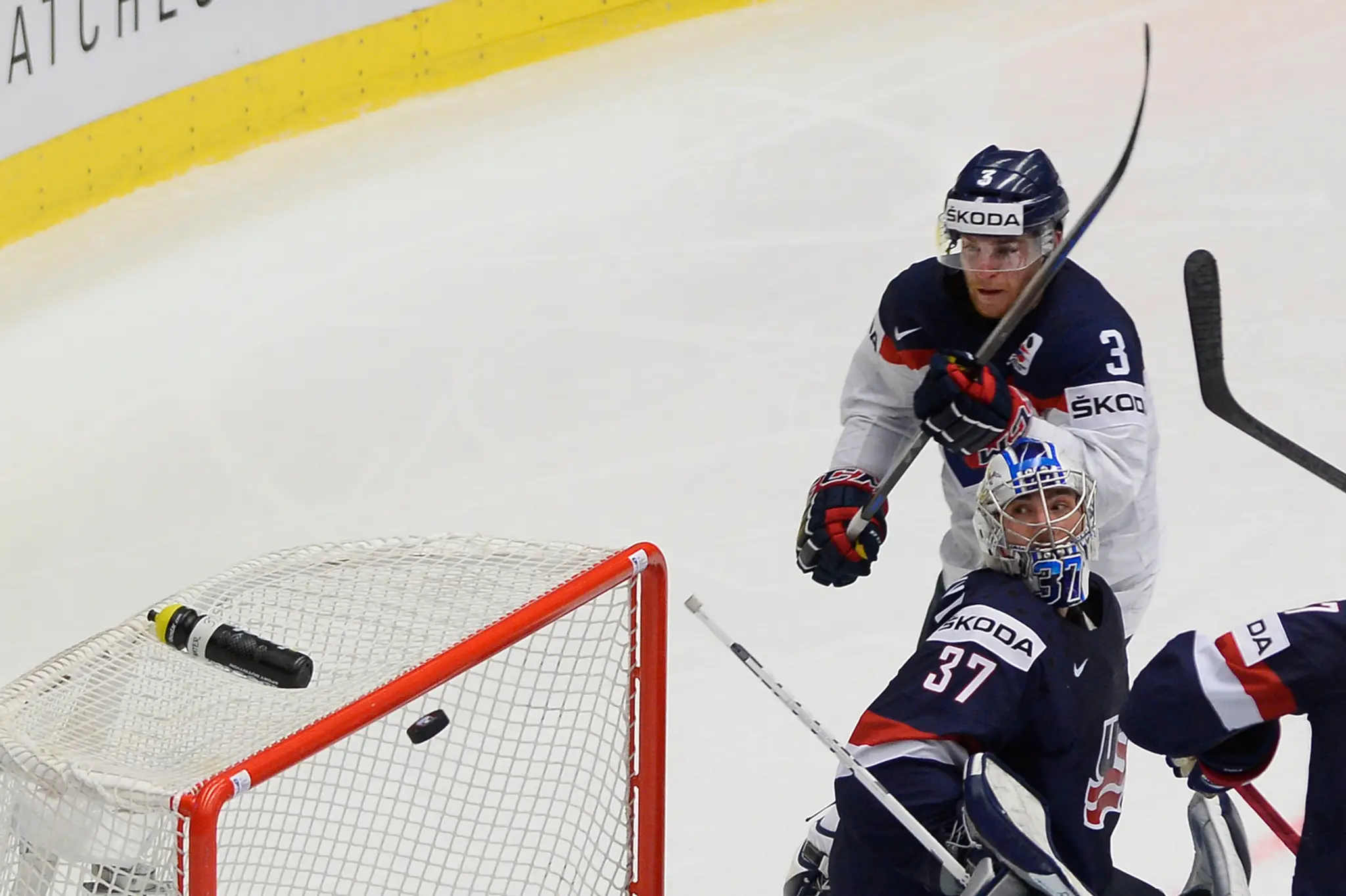 Hore Adam Jánošík (Slovensko) a brankár Connor Hellebuyck (USA)