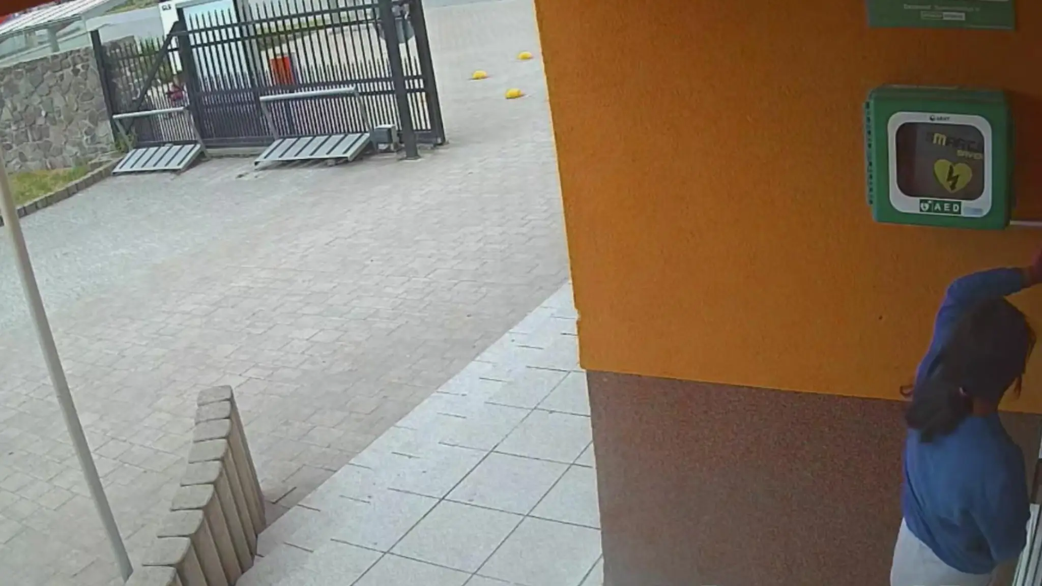 V Kecerovciach poškodili skrinku s verejným defibrilátorom.