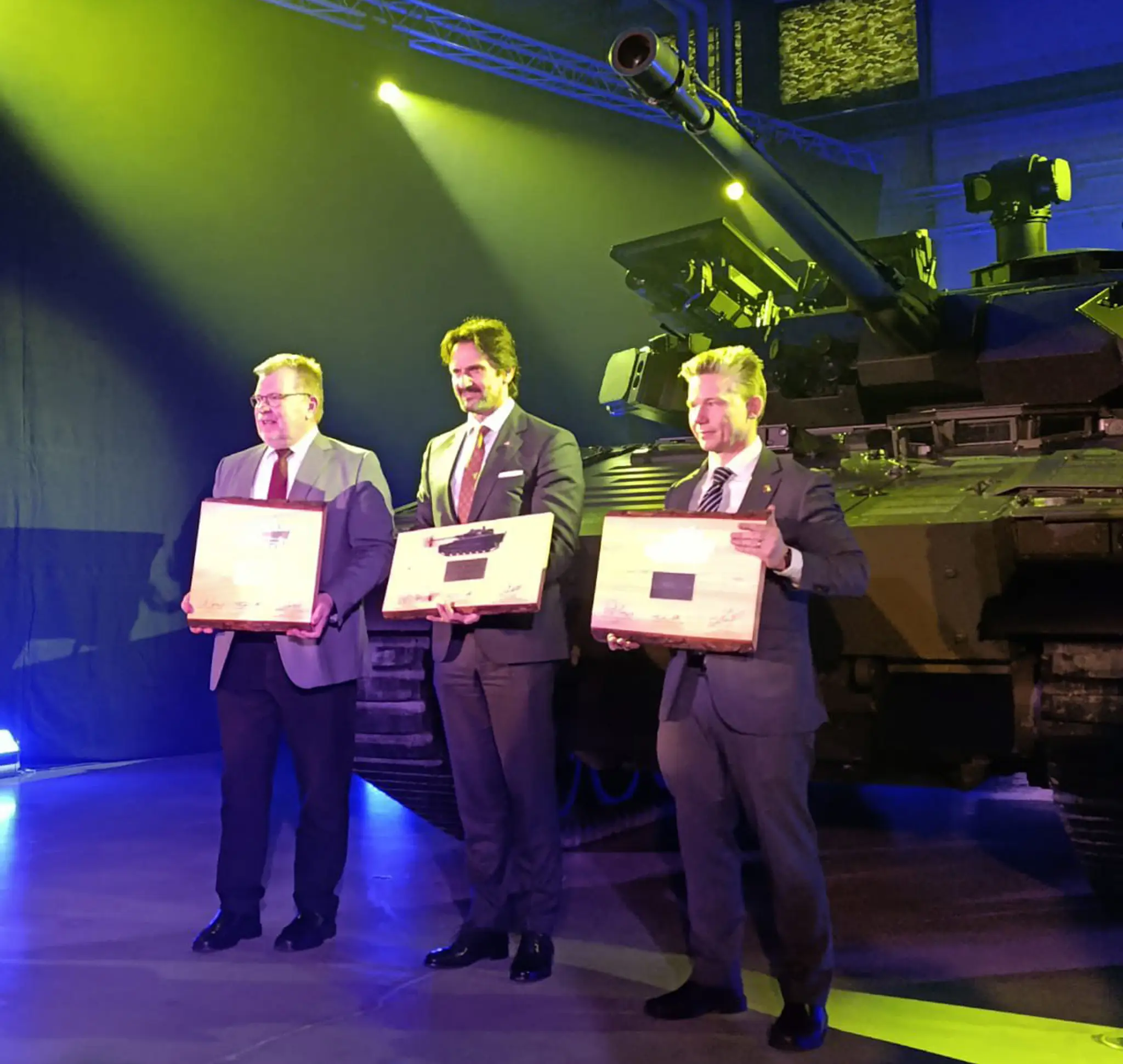 Na snímke zľava generálny riaditeľ BAE Systems Hägglunds Tommy Gustafsson-Rask, slovenský minister obrany Robert Kaliňák a švédsky minister obrany Pal Jonson po podpise slávnostných plakiet