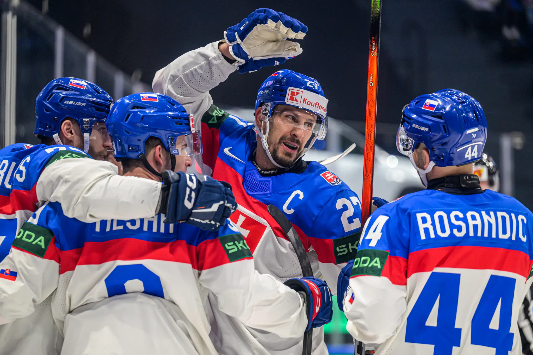 Slovenskí hokejisti sa tešia z gólu proti Slovinsku