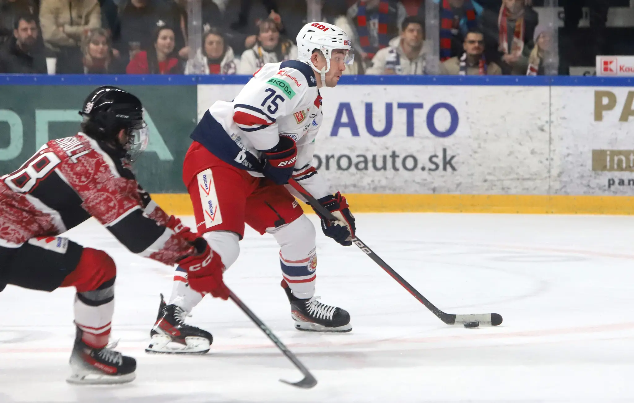 Na snímke zľava CarterTurnbull (Banská Bystrica) a Patrik Marcinek (Zvolen) počas 28. kola Tipos extraligy HC '05 Banská Bystrica – HKM Zvolen v Banskej Bystrici.