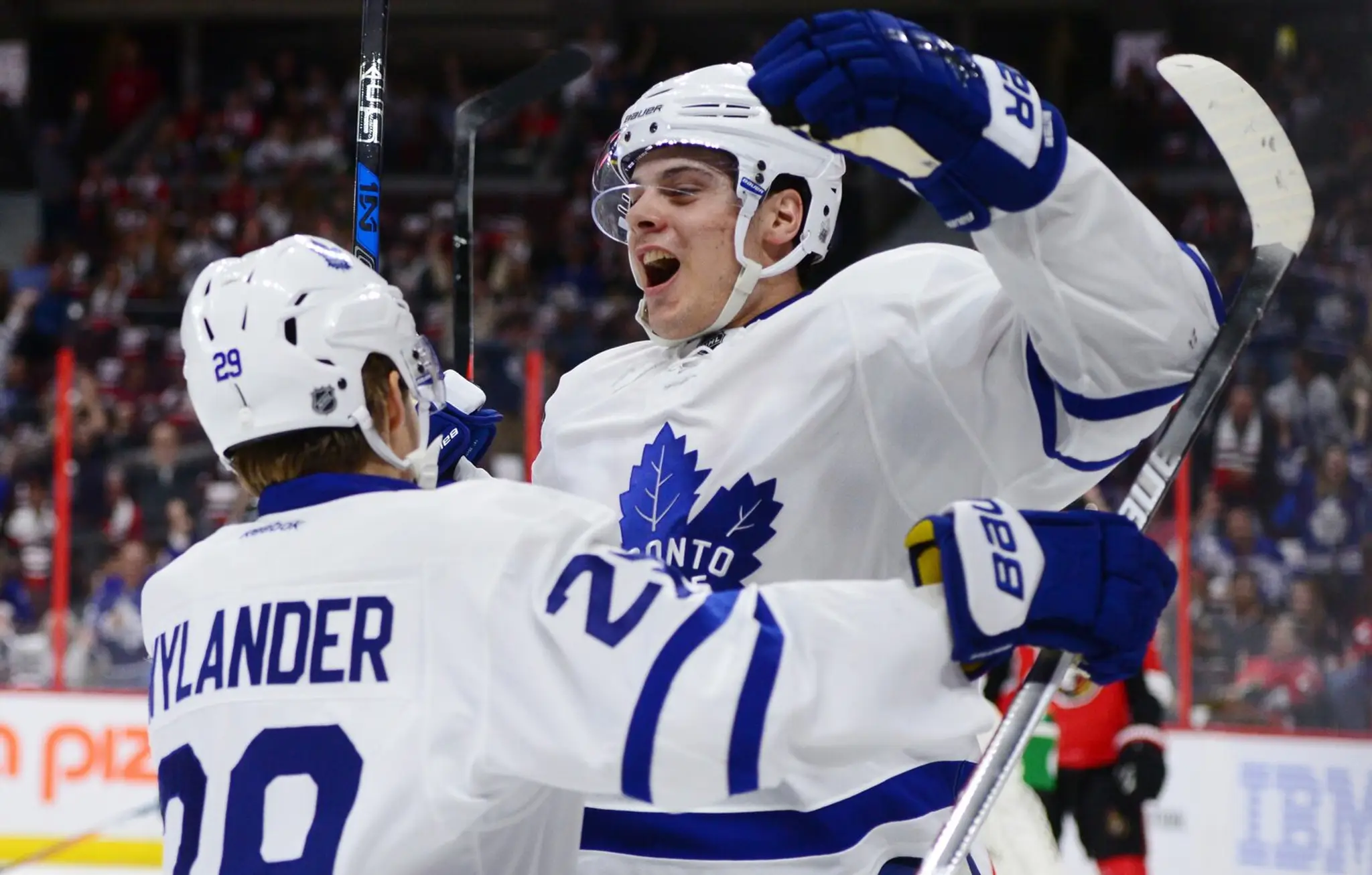Auston Matthews oslavuje svoj prvý gól v NHL.