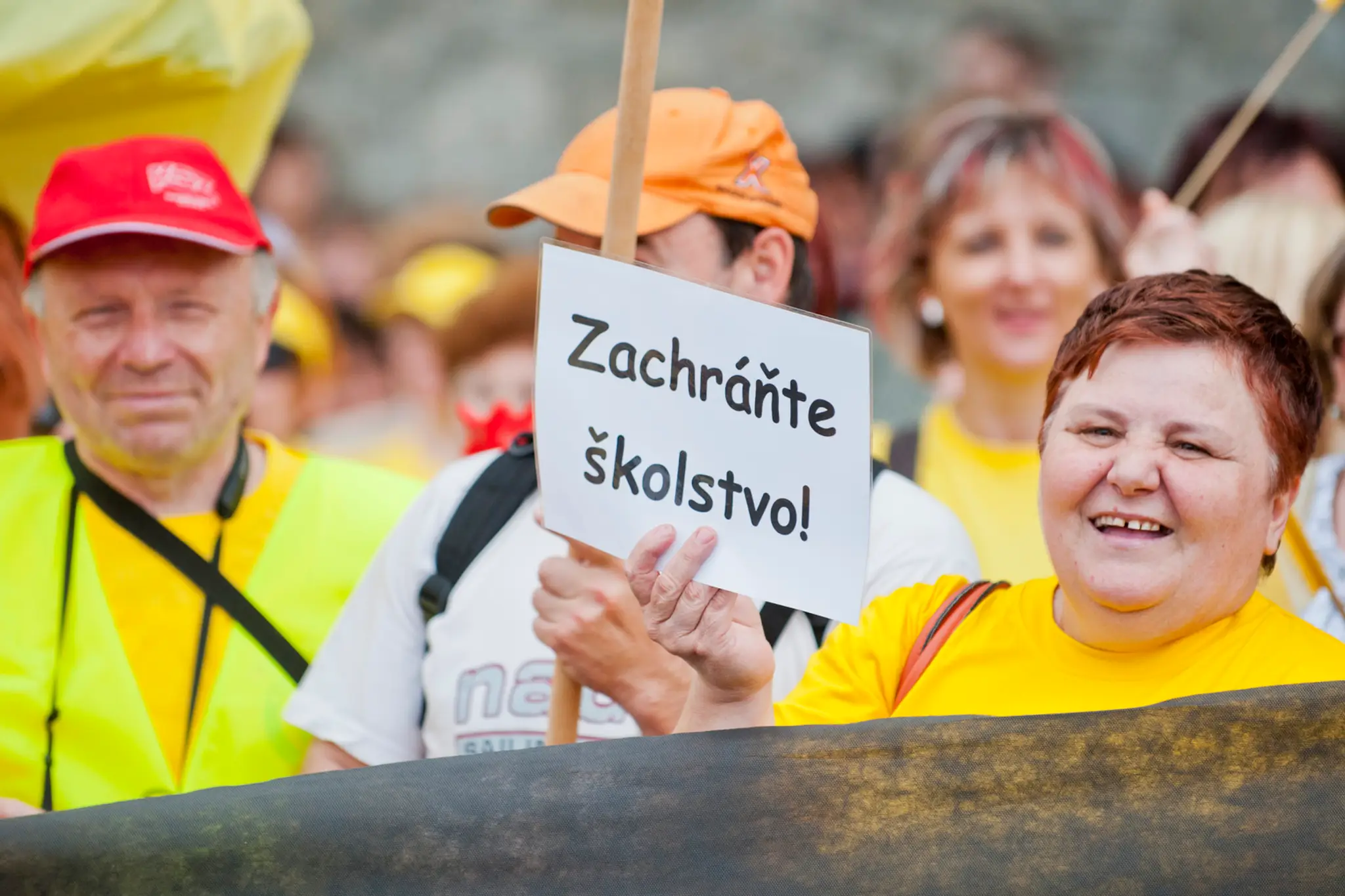 Štrajkujúci učitelia a pedagogickí i nepedagogickí zamestnanci na pochode záchrany školstva.