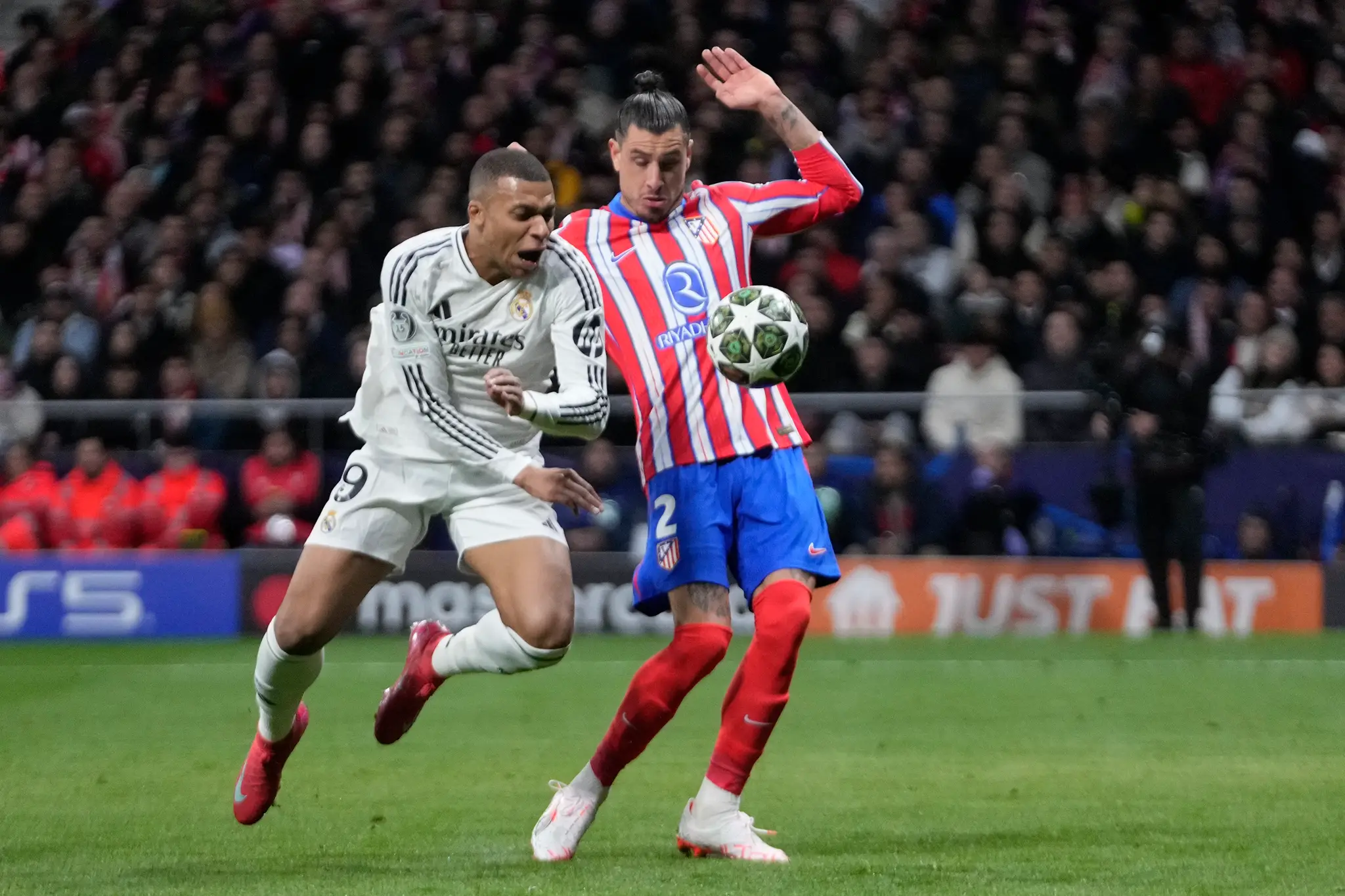 Hráč Realu Madrid Kylian Mbappé (vľavo) v súboji s José Gimenezom.