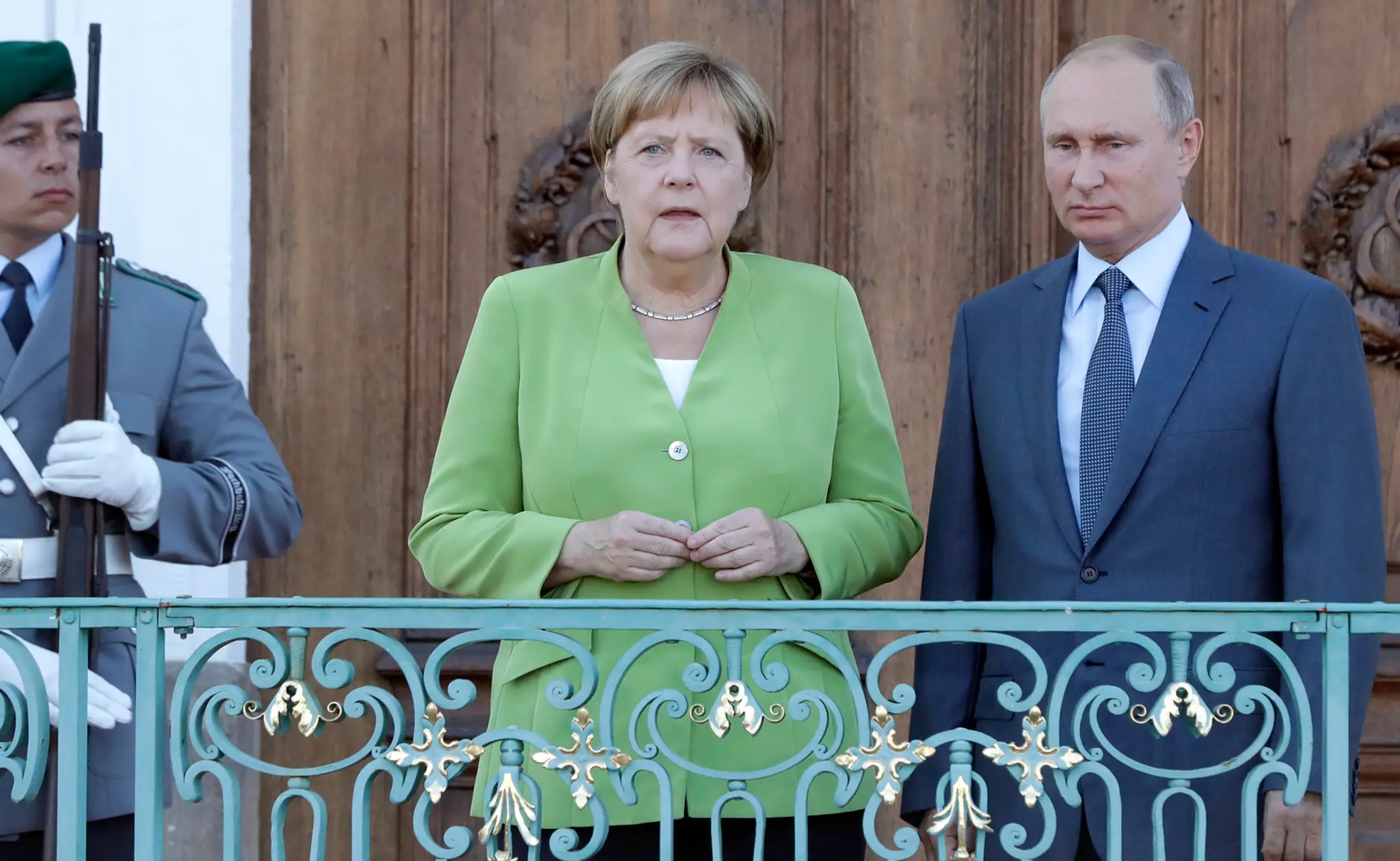 Nemecká kancelárka Angela Merkelová víta ruského prezidenta Vladimira Putina pred ich stretnutím na zámku Meseberg.