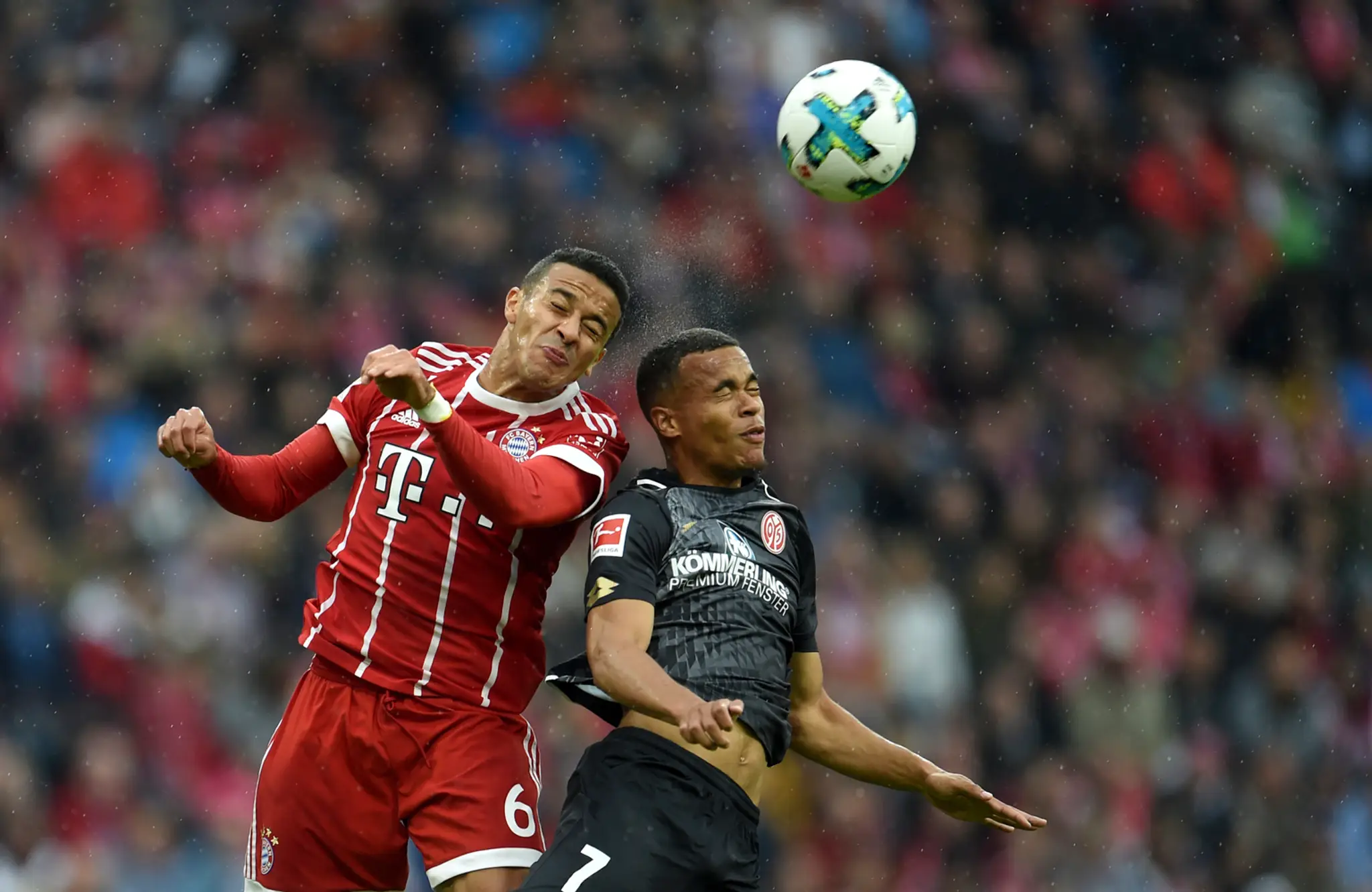 Thiago z Bayernu  (vľavo) a Robin Quaison z Mainzu bojujú o loptu.