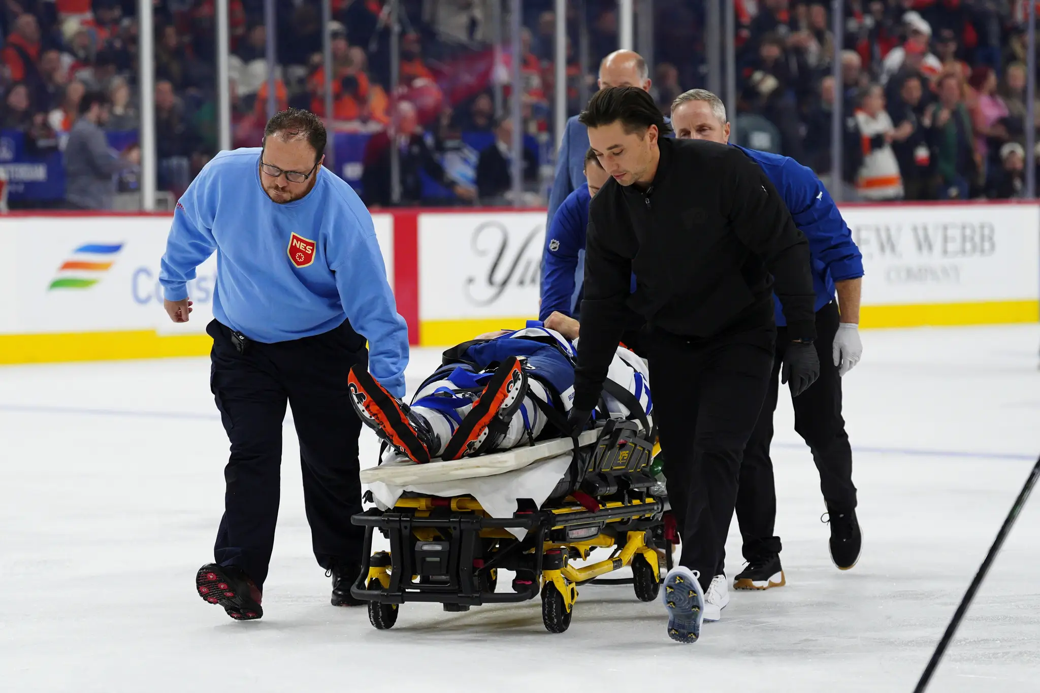 Obrancu Chrisa Taneva z Toronta Maple Leafs odvážajú z ľadu na nosidlách