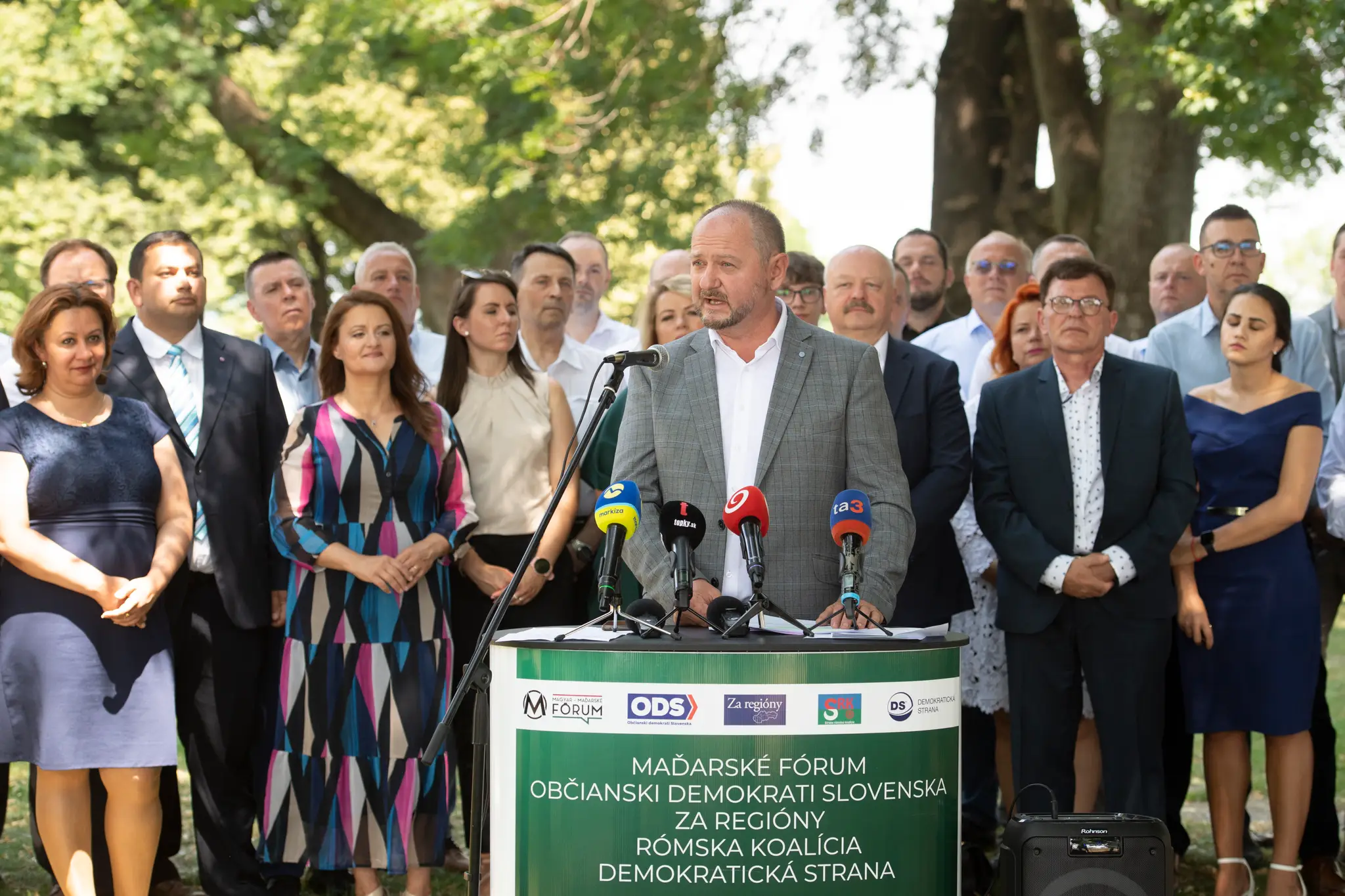Zástupcovia strán Maďarské fórum, Občianski demokrati Slovenska, Za regióny, Rómska koalícia a Demokratická strana.