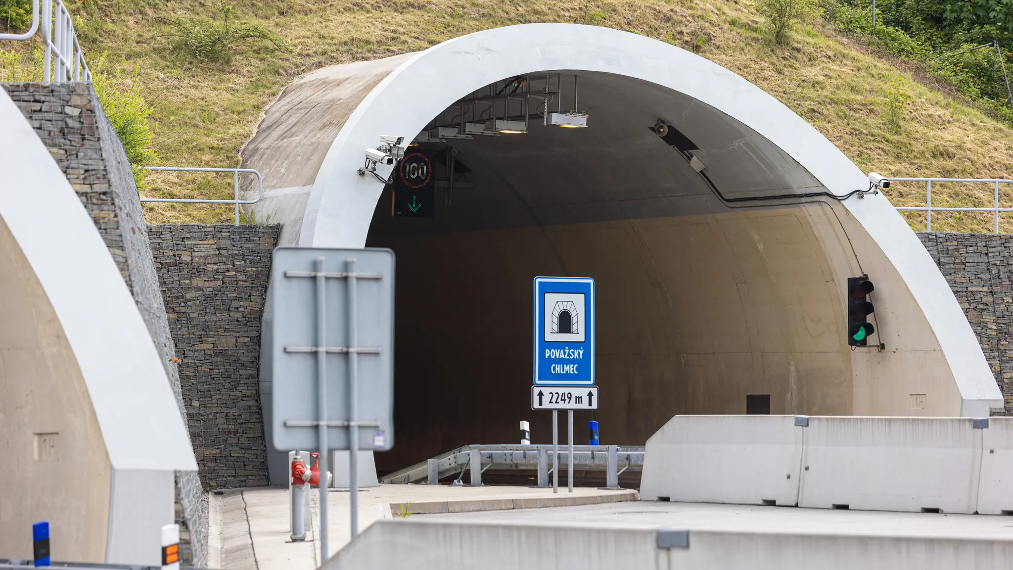 Diaľničný tunel Považský Chlmec.
