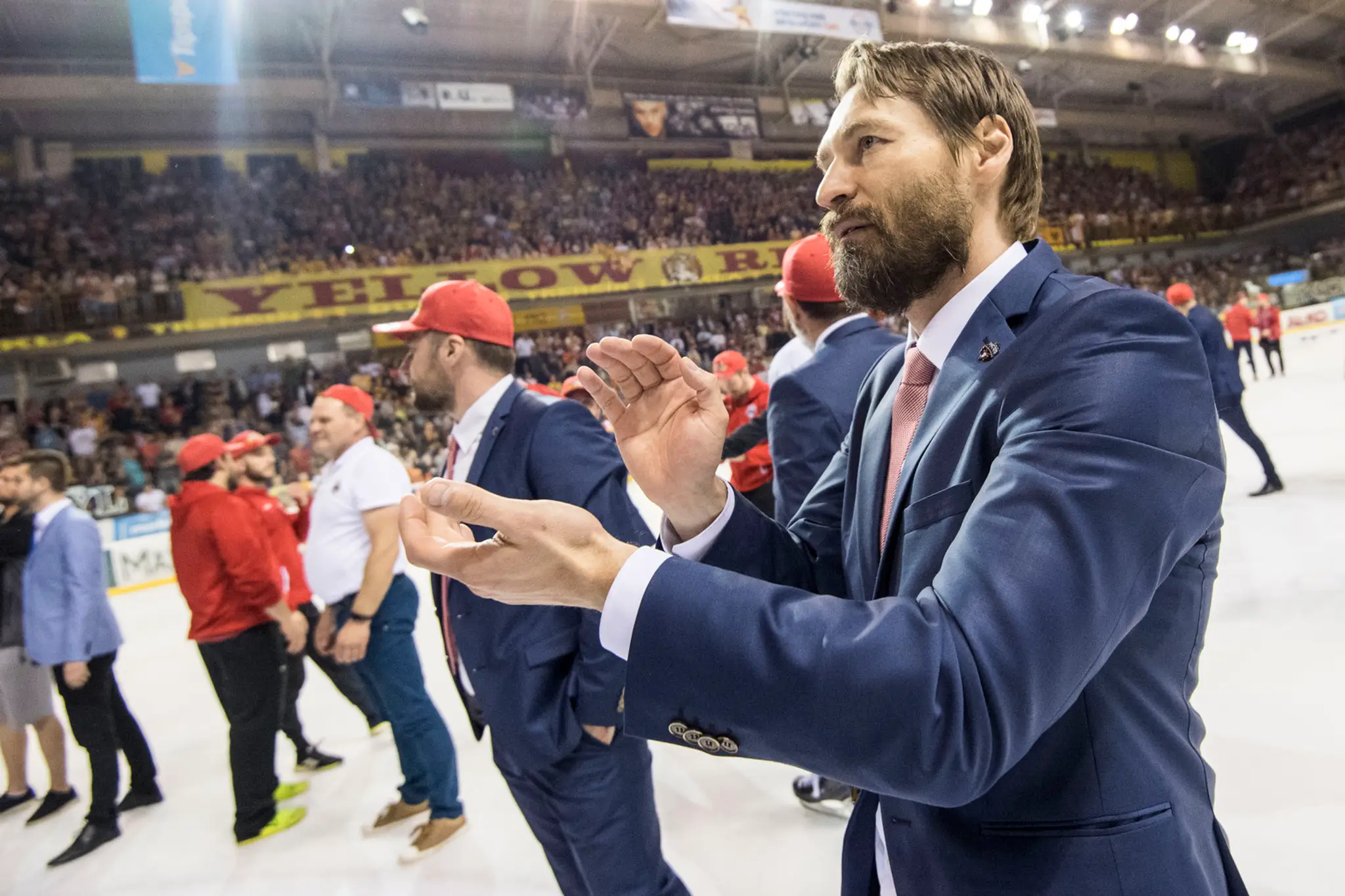 Tréner HC'05 iClinic Banská Bystrica Vladimír Országh oslavuje obhajobu majstrovského titulu.