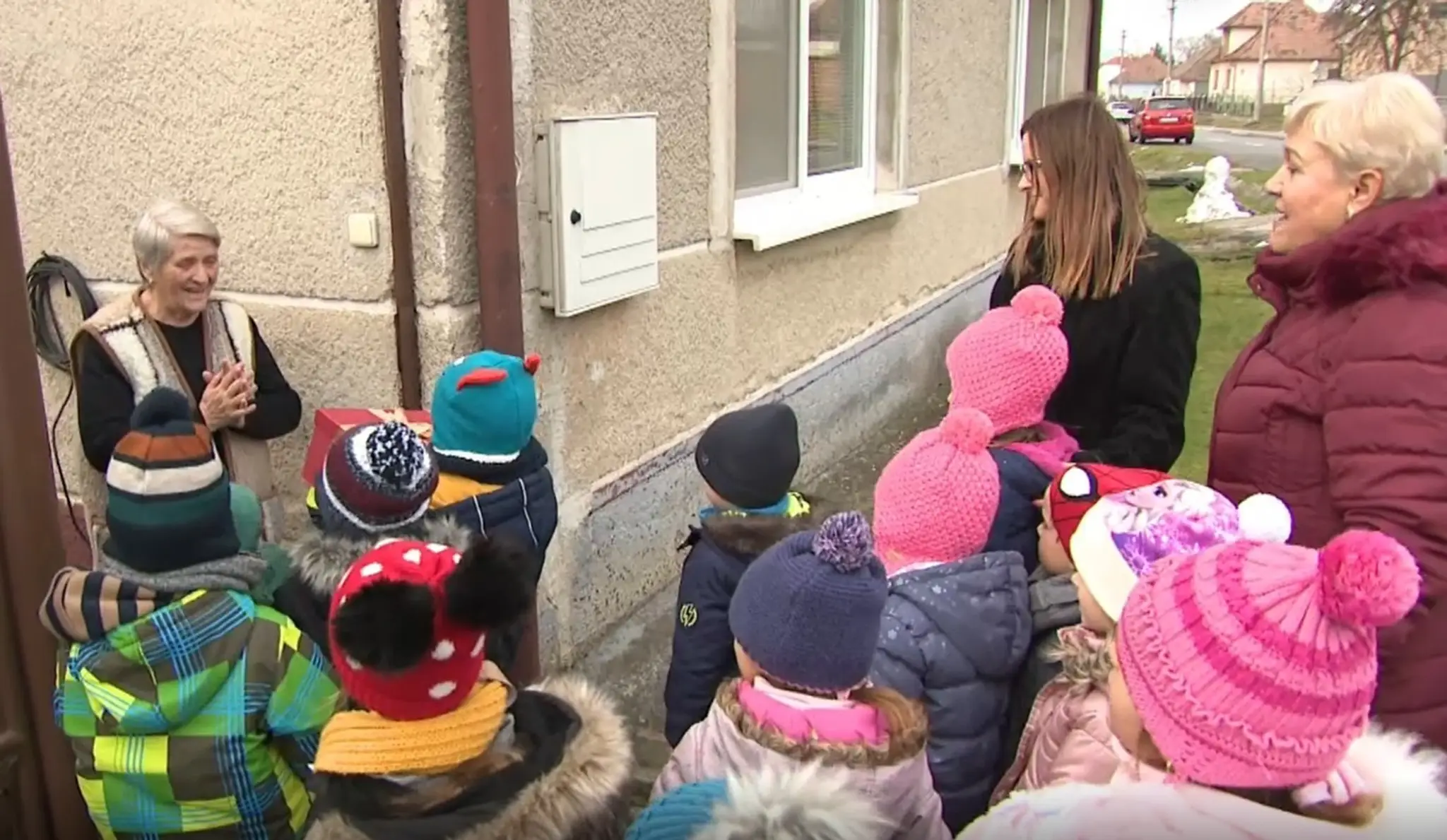 Deti z materskej škôlky osobne odniesli darčeky osamelým seniorom.