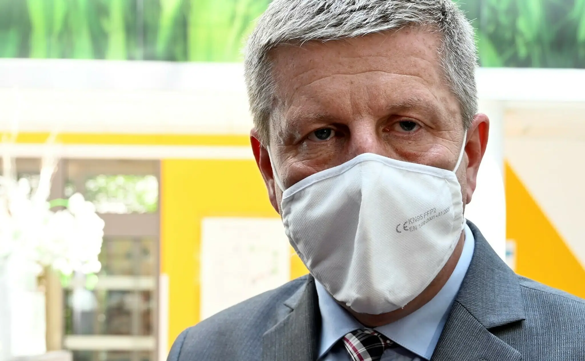Vladimír Lengvarský počas návštevy nemocnice v Michalovciach.