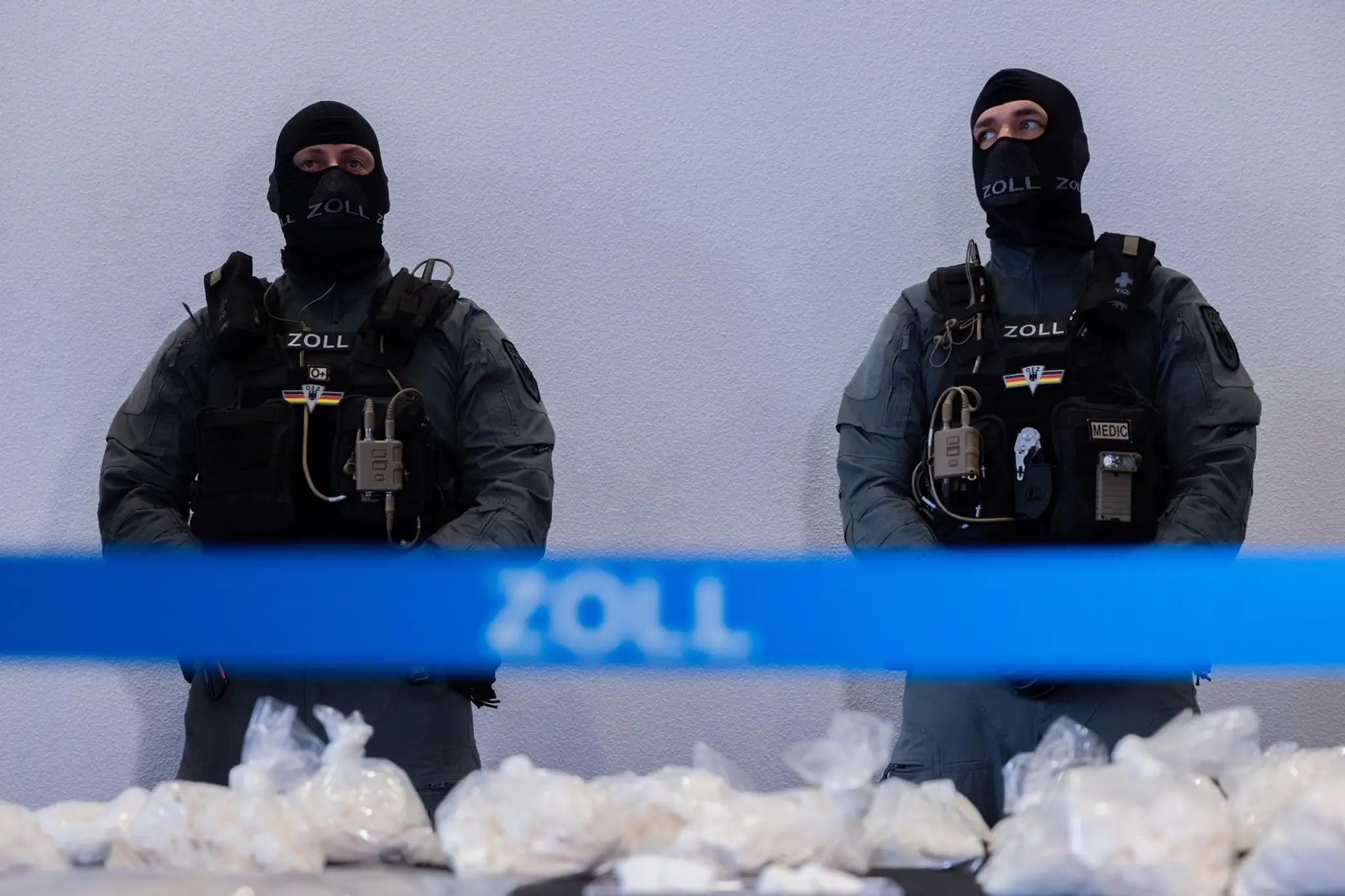 Nemeckí colníci stoja za vrecami s amfetamínom na tlačovej konferencii Generálneho colného riaditeľstva.