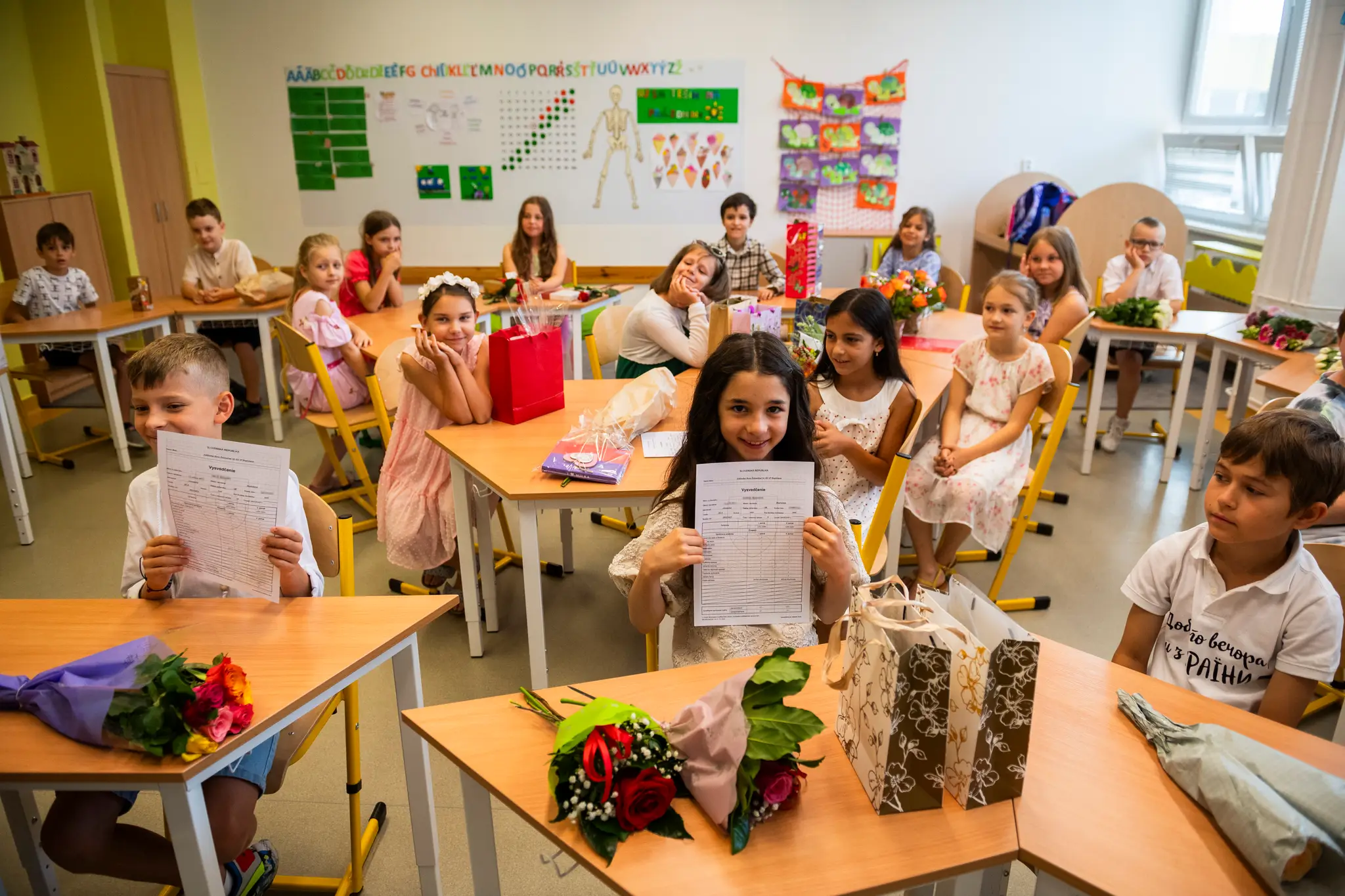 Odovzdávanie vysvedčení na ZŠ na Železničnej ulici v Bratislave.