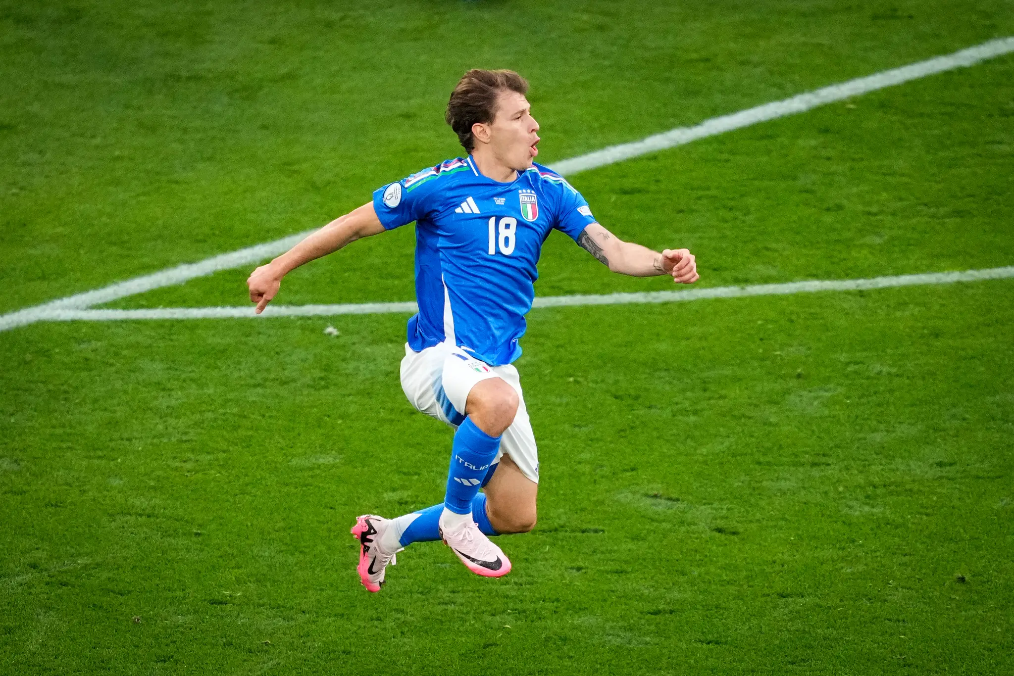 Na snímke taliansky stredopoliar Nicolo Barella oslavuje druhý gól.