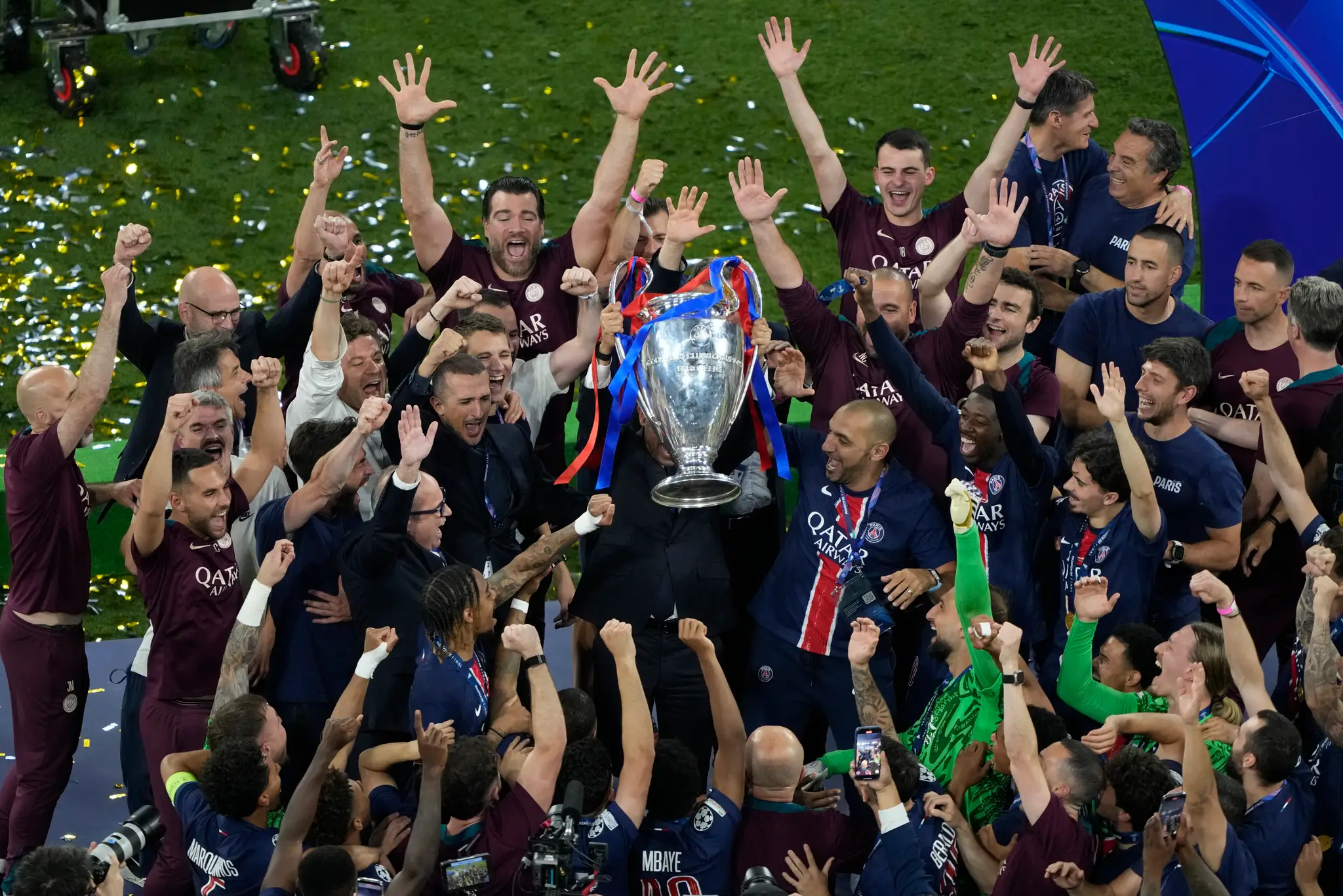 FOTO: PSG oslavuje premiérové víťazstvo v Lige majstrov. V Mníchove sa miešala radosť s neuveriteľným sklamaním