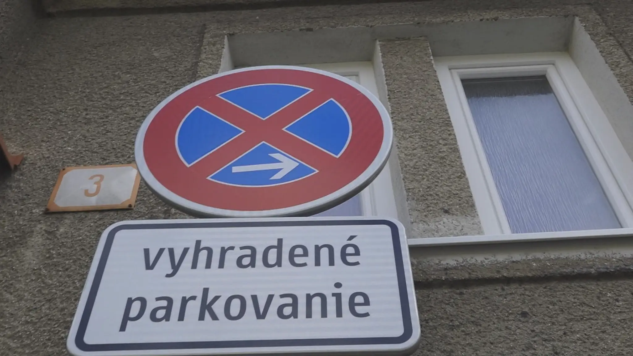 Značka pred oknom bytu