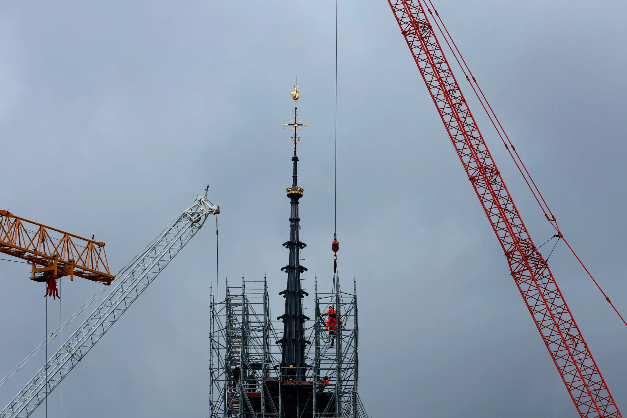 Skladanie lešenia z katedrály Notre-Dame
