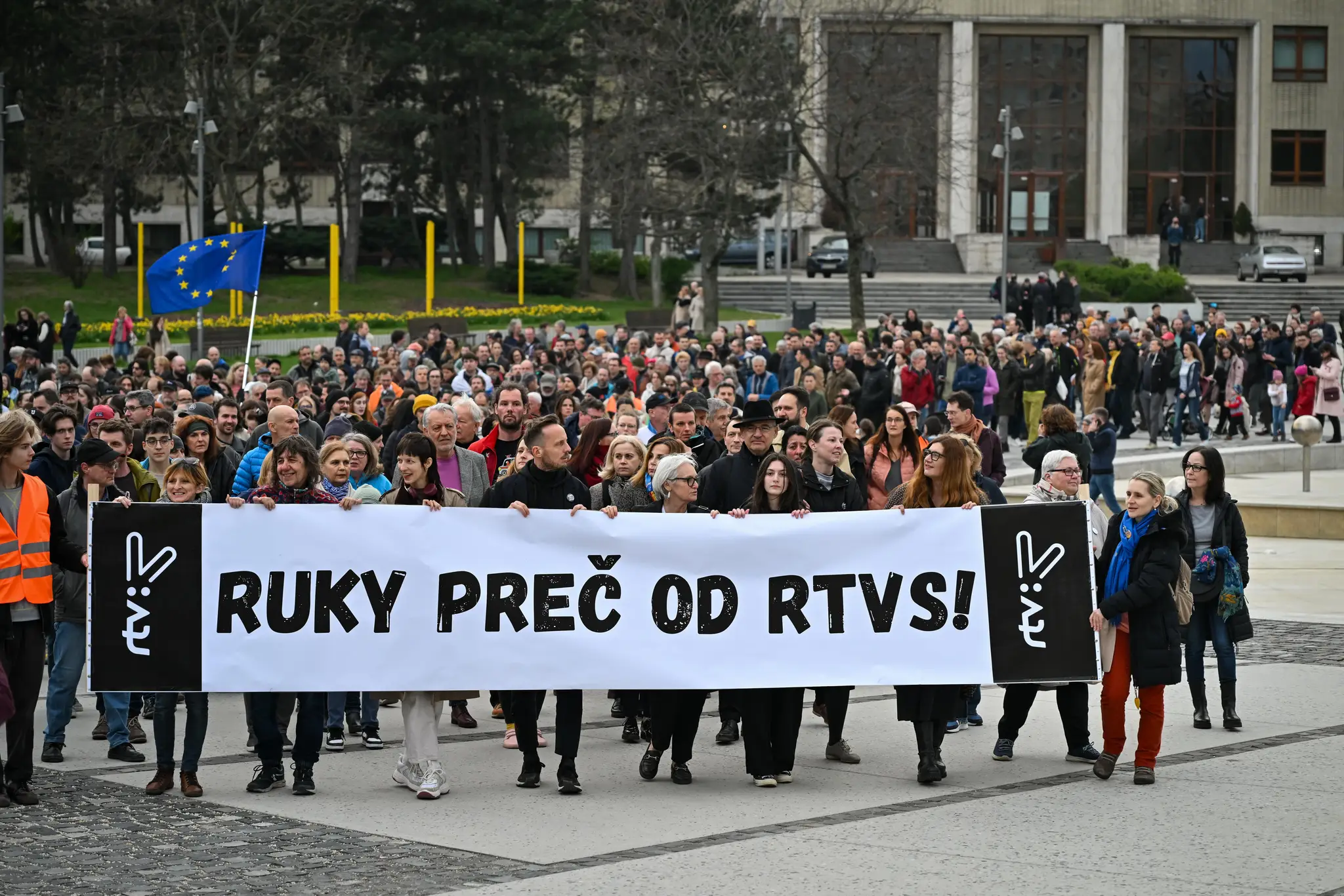 Účastníci protestného pochodu, ktorý organizuje tím Mier Ukrajine.