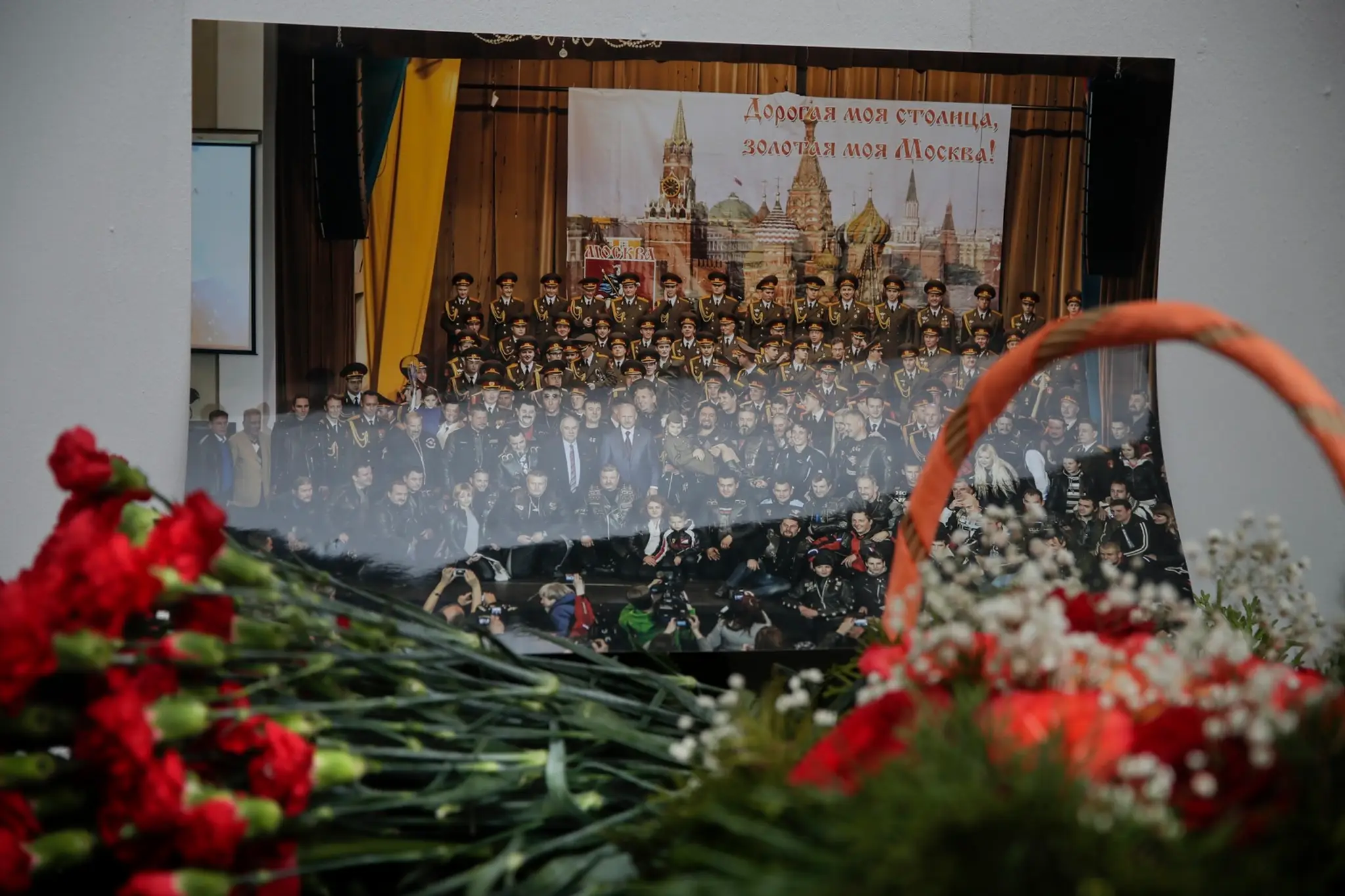 Na snímke kvety sú pred fotografiou členov armádneho súboru Alexandrovovci pred budovou armádneho súboru v Moskve.