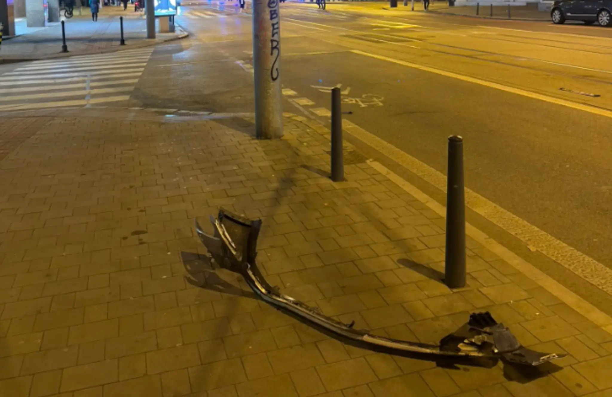 Unikajúce auto v centre Bratislavy demolovalo všetko, čo mu prišlo do cesty.