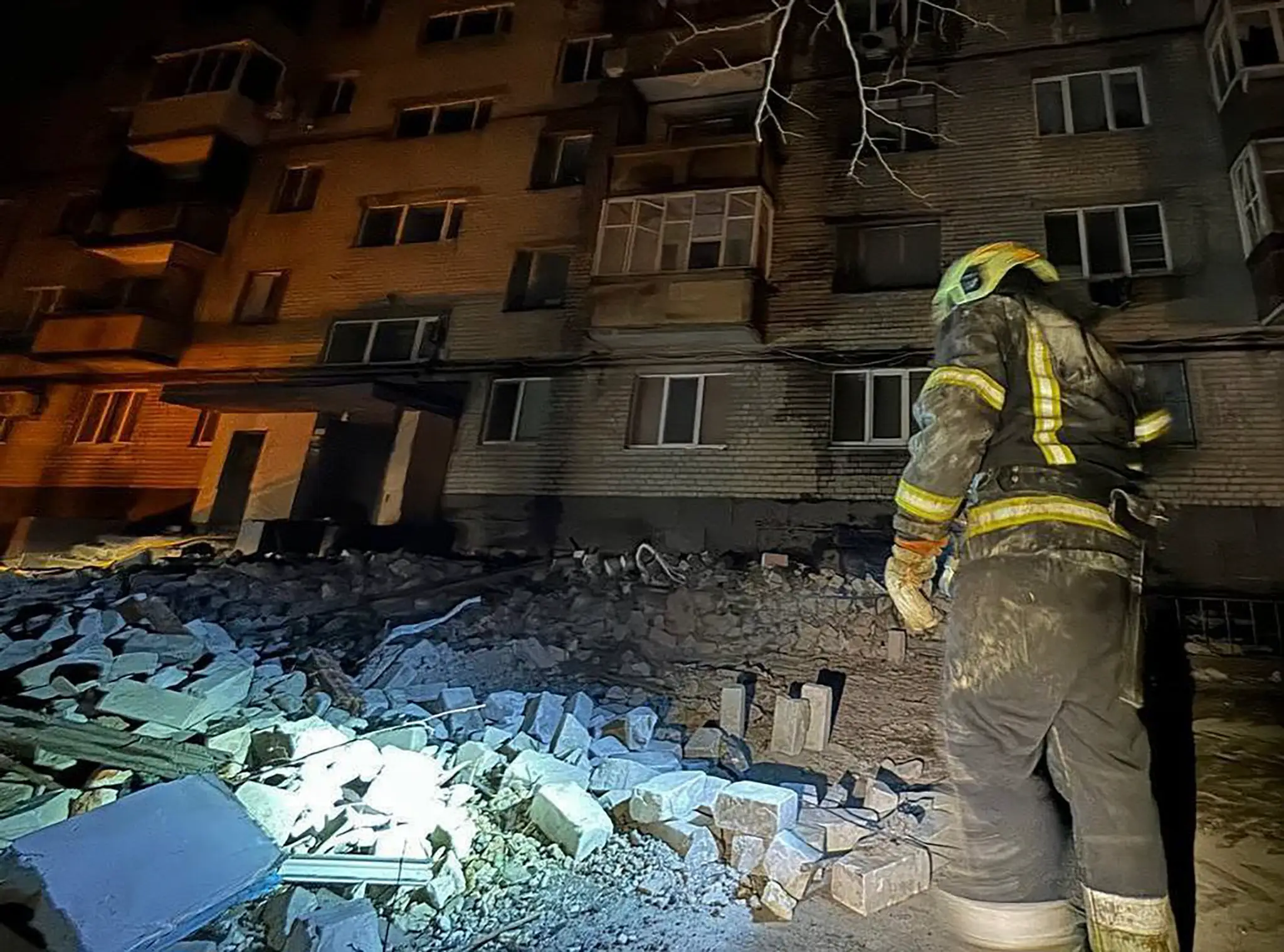 Hasiči zasahujú po útoku dronom na bytovku v Dnipre