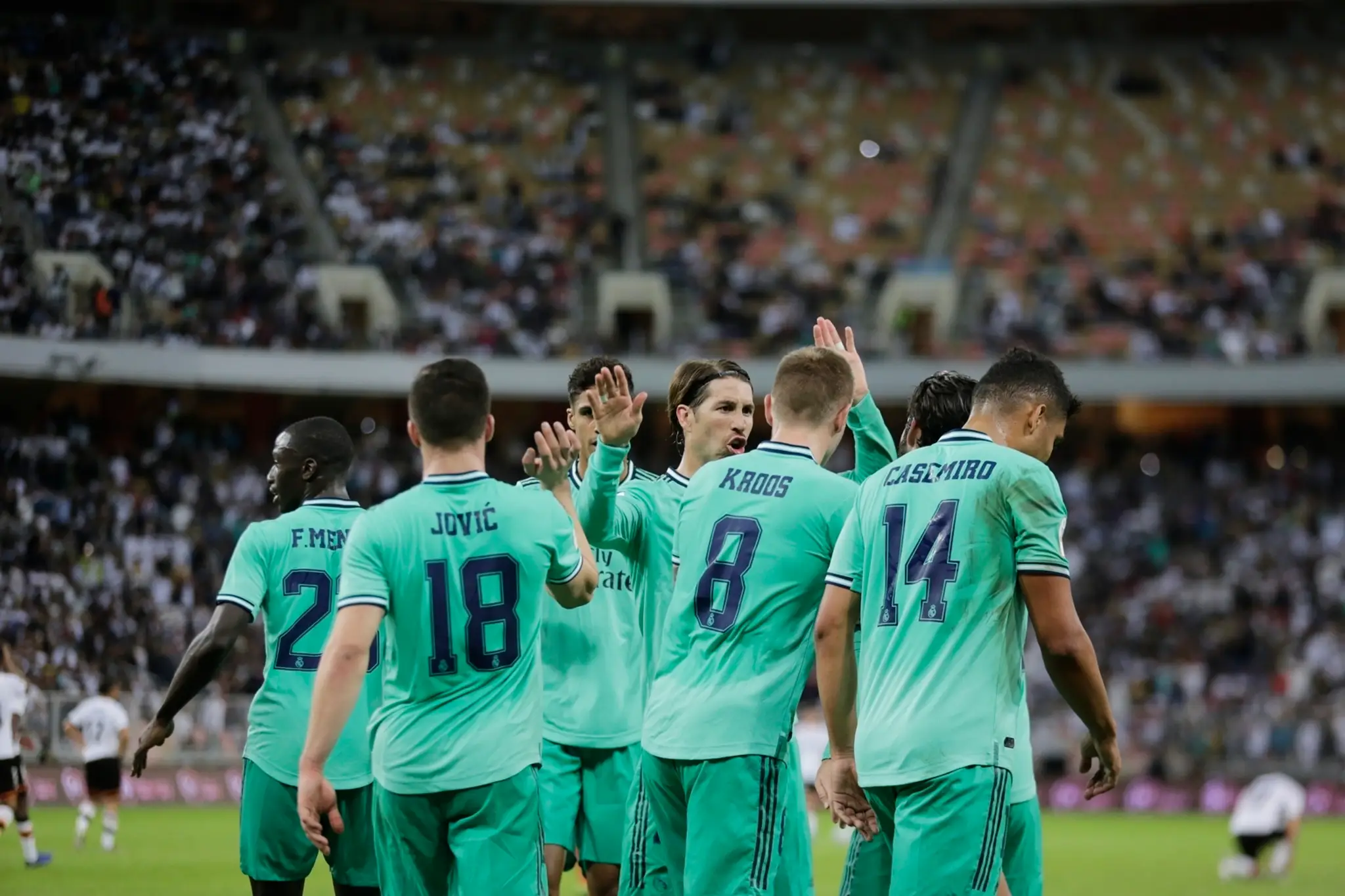 Sprava Luka Jovič, Luka Modrič a Federico Valverde z Realu Madrid oslavujú gól v semifinále španielskeho Superpohára proti Valen