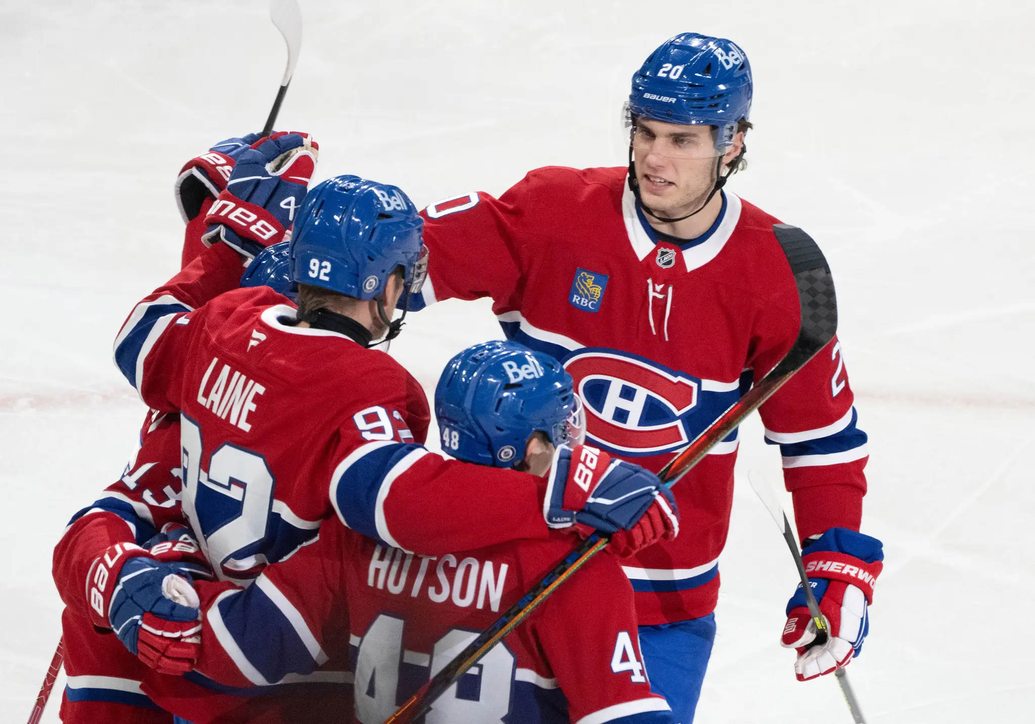 Slovenský hokejista Montrealu Canadiens Juraj Slafkovský (20) sa teší so spoluhráčmi z gólu, ktorý strelil Patril Laine.