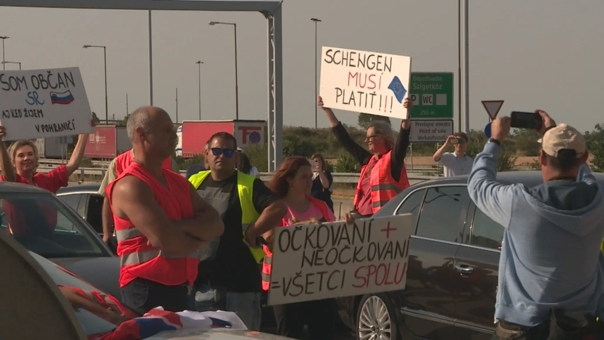 Ľudia z prihraničných oblastí na protest zablokovali hraničné priechody.
