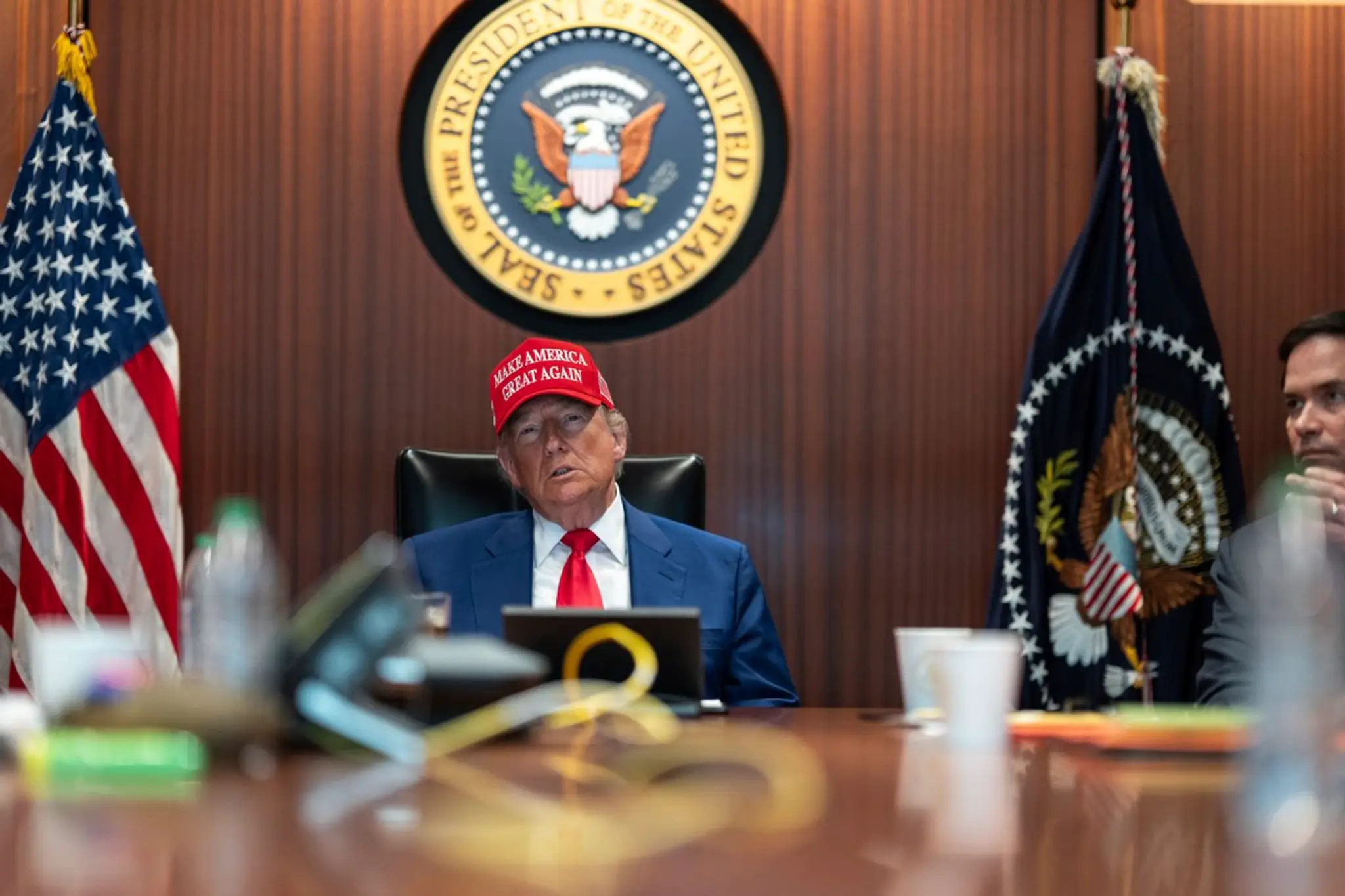 Na snímke, ktorú zverejnil Biely dom, americký prezident Donald Trump (vľavo) a americký minister zahraničných vecí Marco Rubio.