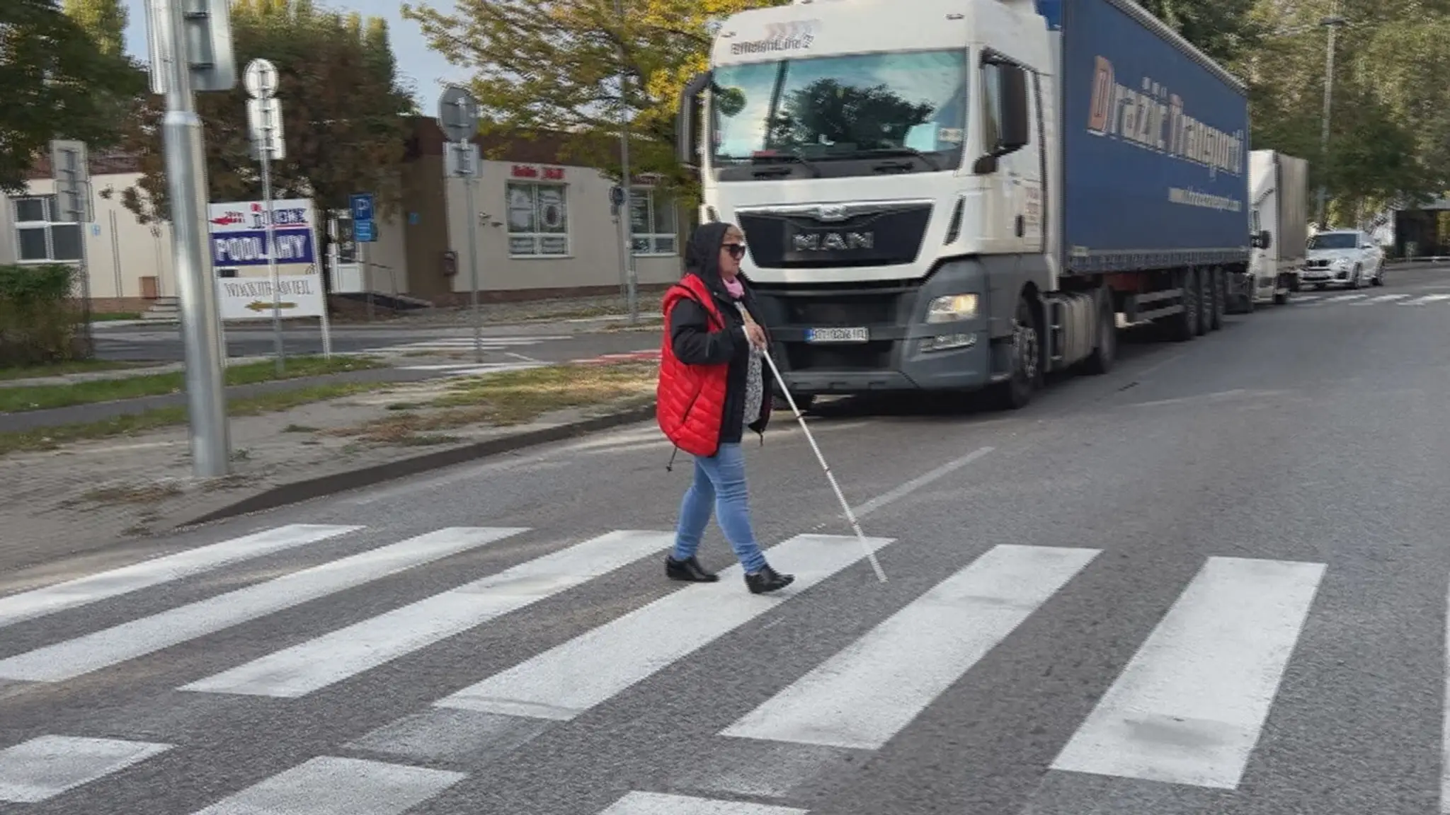 Testovali, či vodiči zastavia nevidiacim čakajúcim na priechode